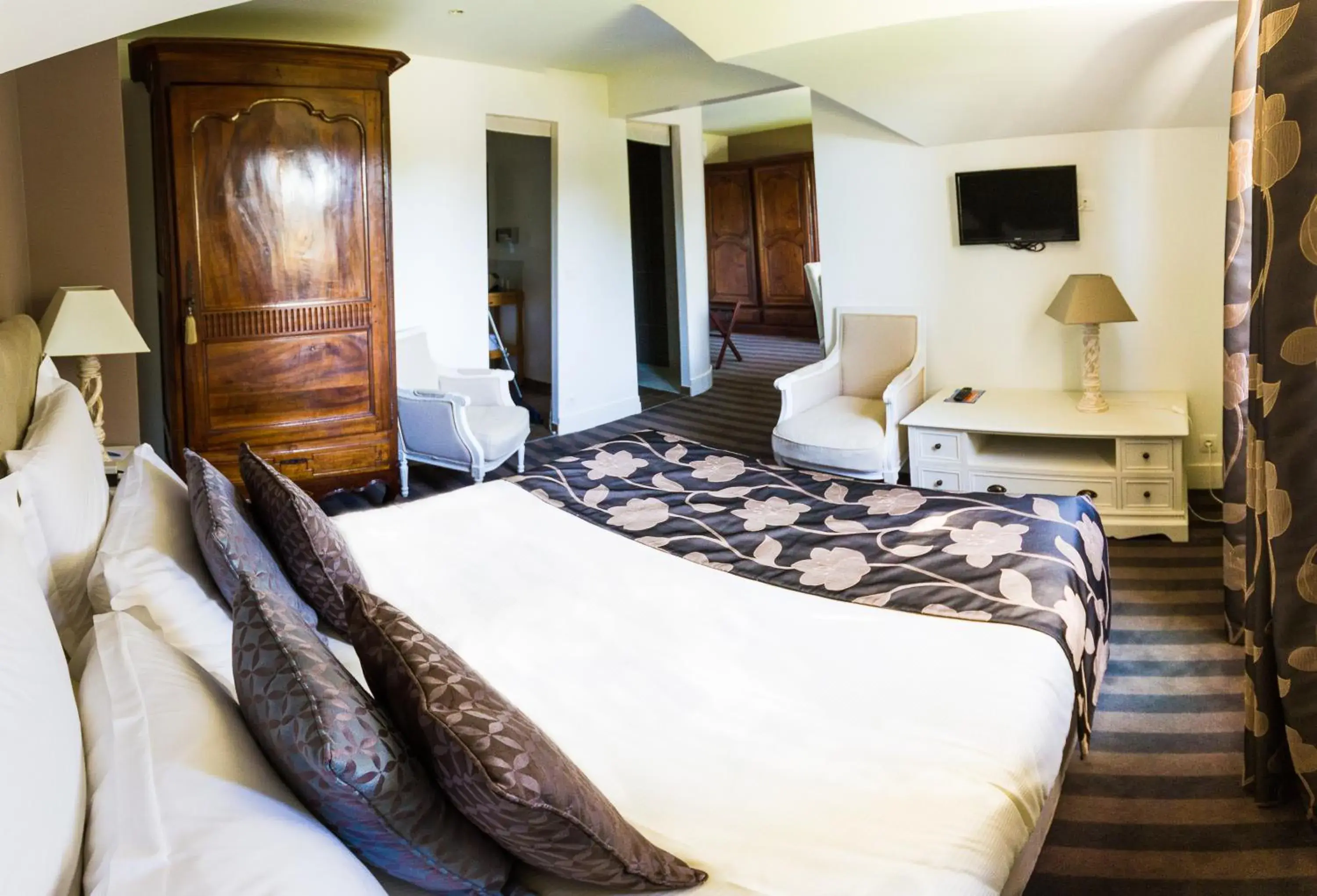 Photo of the whole room, Bed in Hotel The Originals Residence de Rohan (EX RELAIS DU SILENCE)