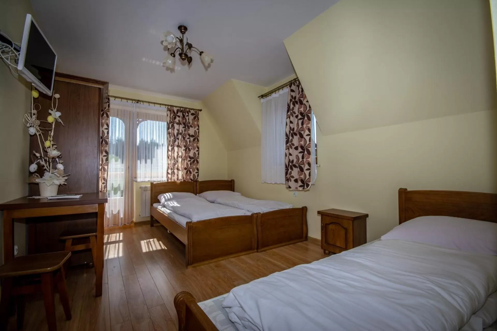 Photo of the whole room, Bed in Podhalanski Dworek z Jacuzzi