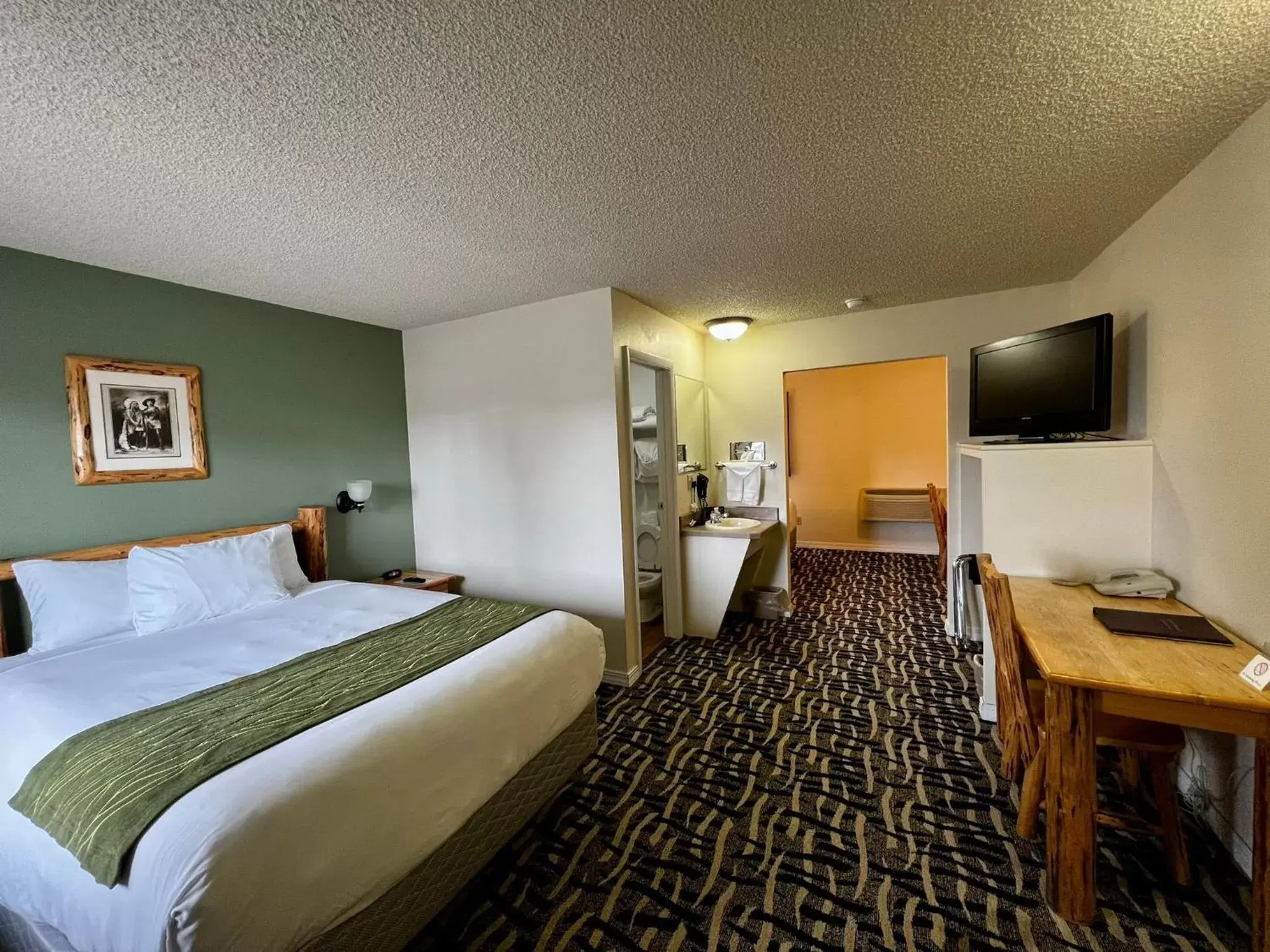 Bed in Cody Legacy Inn & Suites
