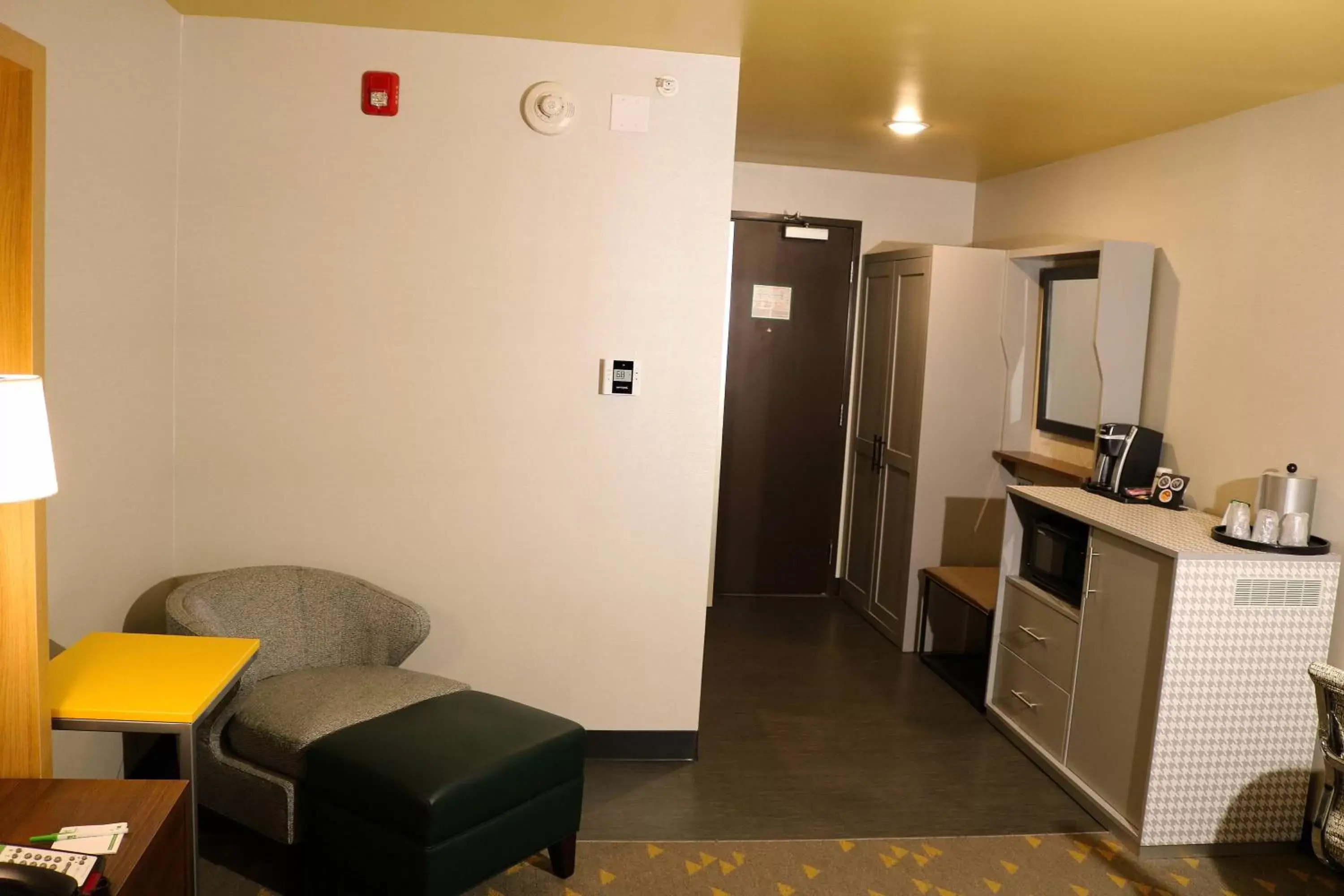 Photo of the whole room, Seating Area in Holiday Inn - Jonesboro, an IHG Hotel