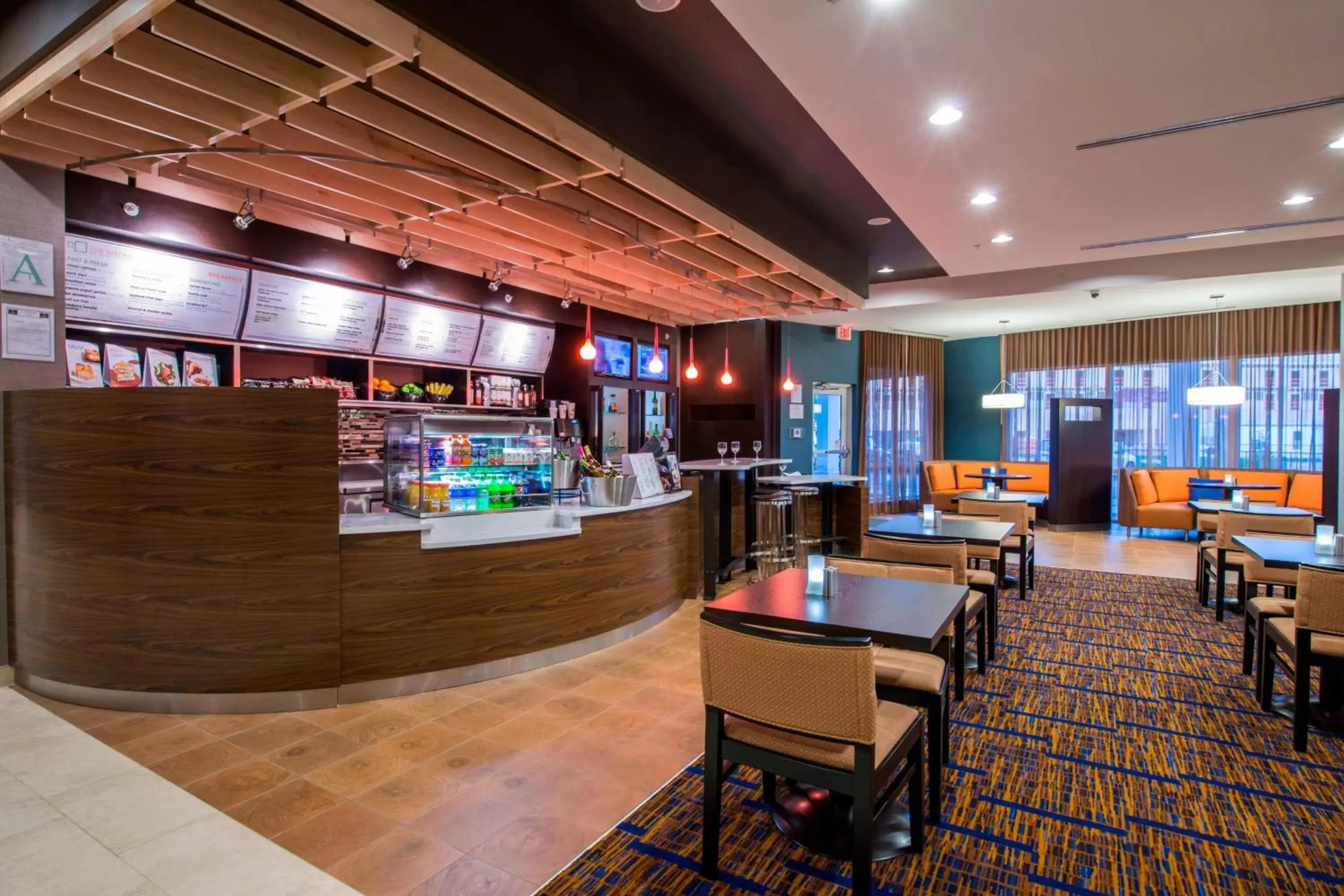 Breakfast, Lounge/Bar in Courtyard by Marriott Columbus