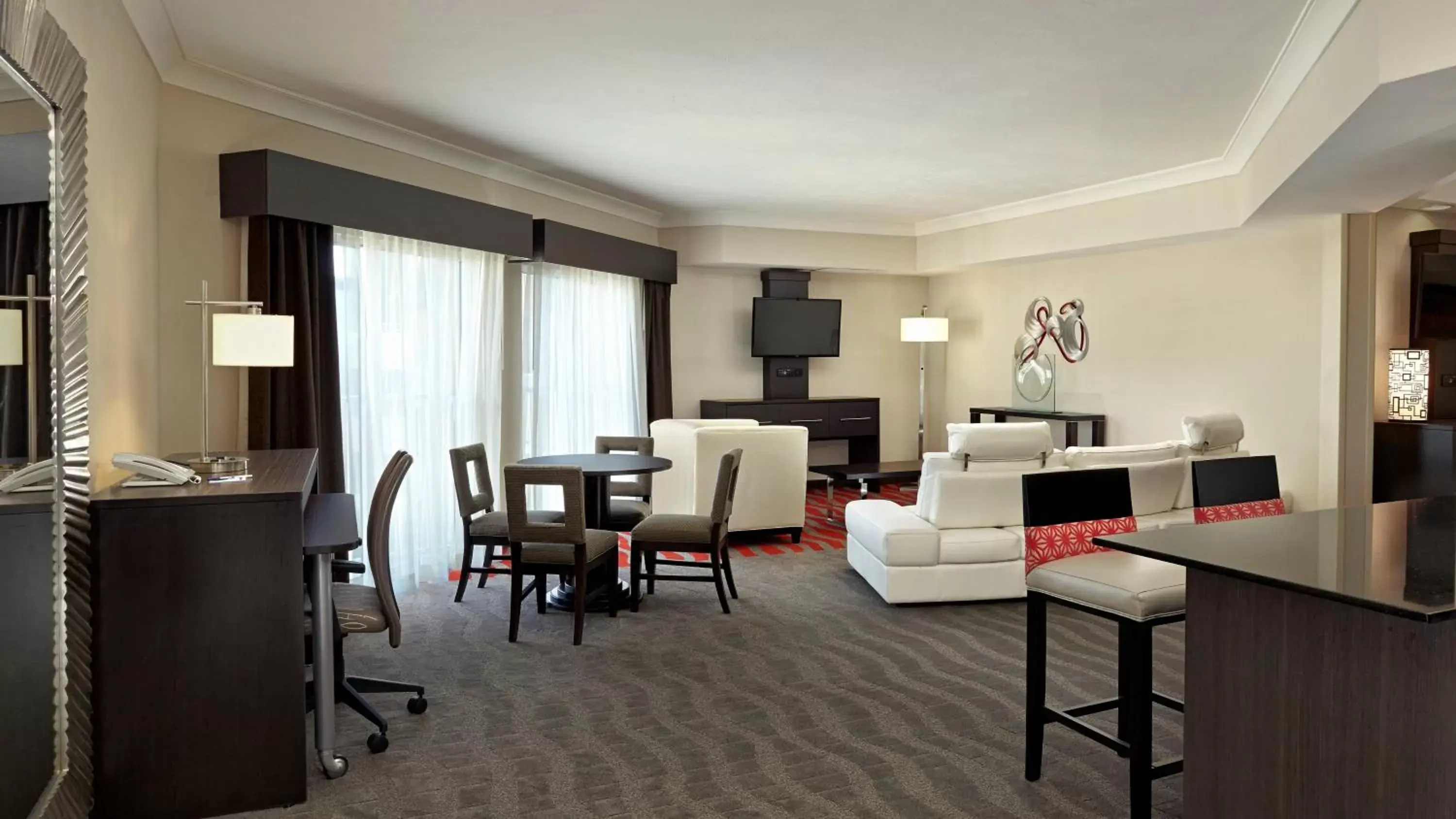 Photo of the whole room, Seating Area in Holiday Inn Express & Suites Naples Downtown - 5th Avenue, an IHG Hotel
