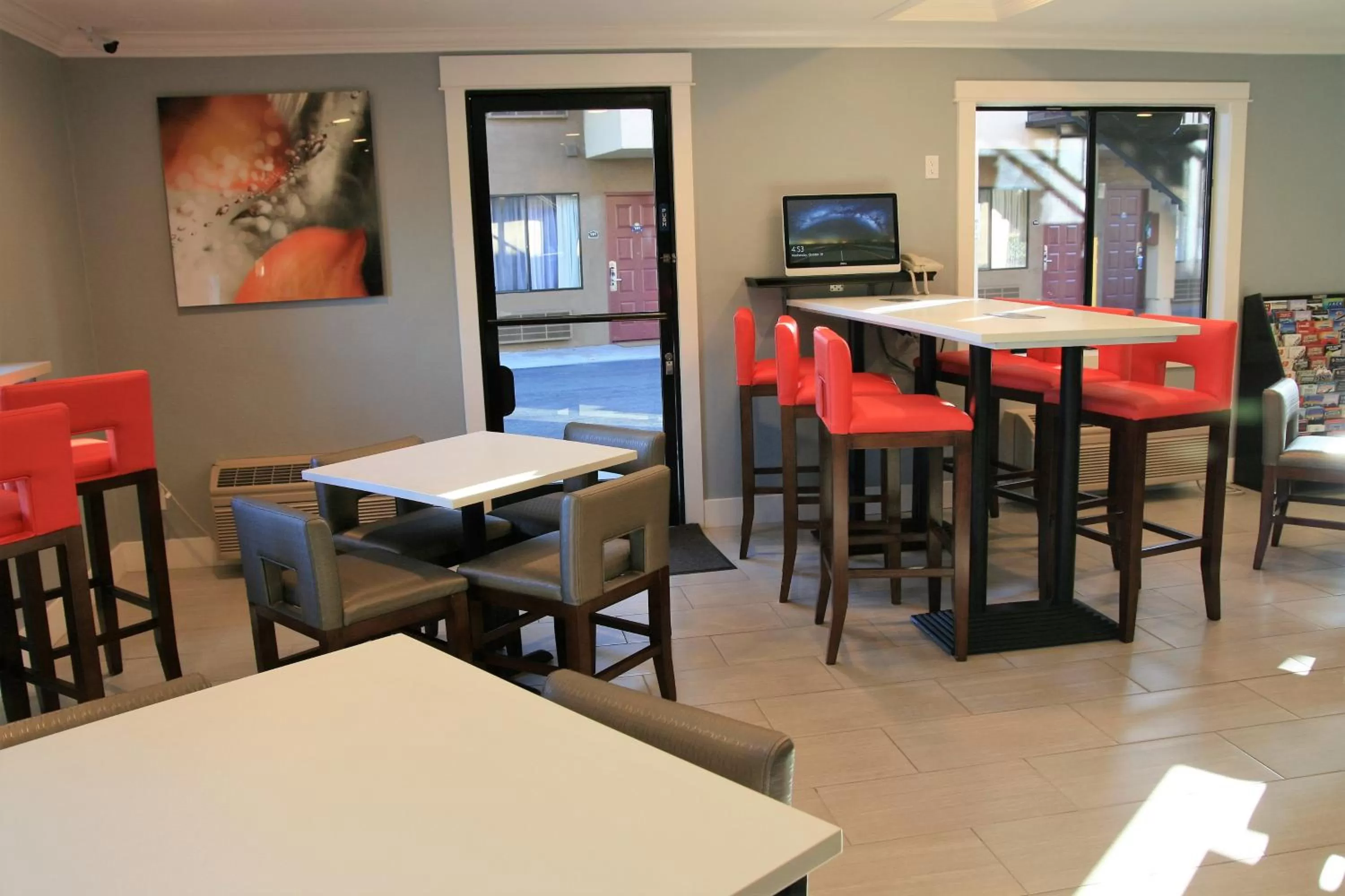 Lobby or reception in Days Inn by Wyndham Pinole Berkeley