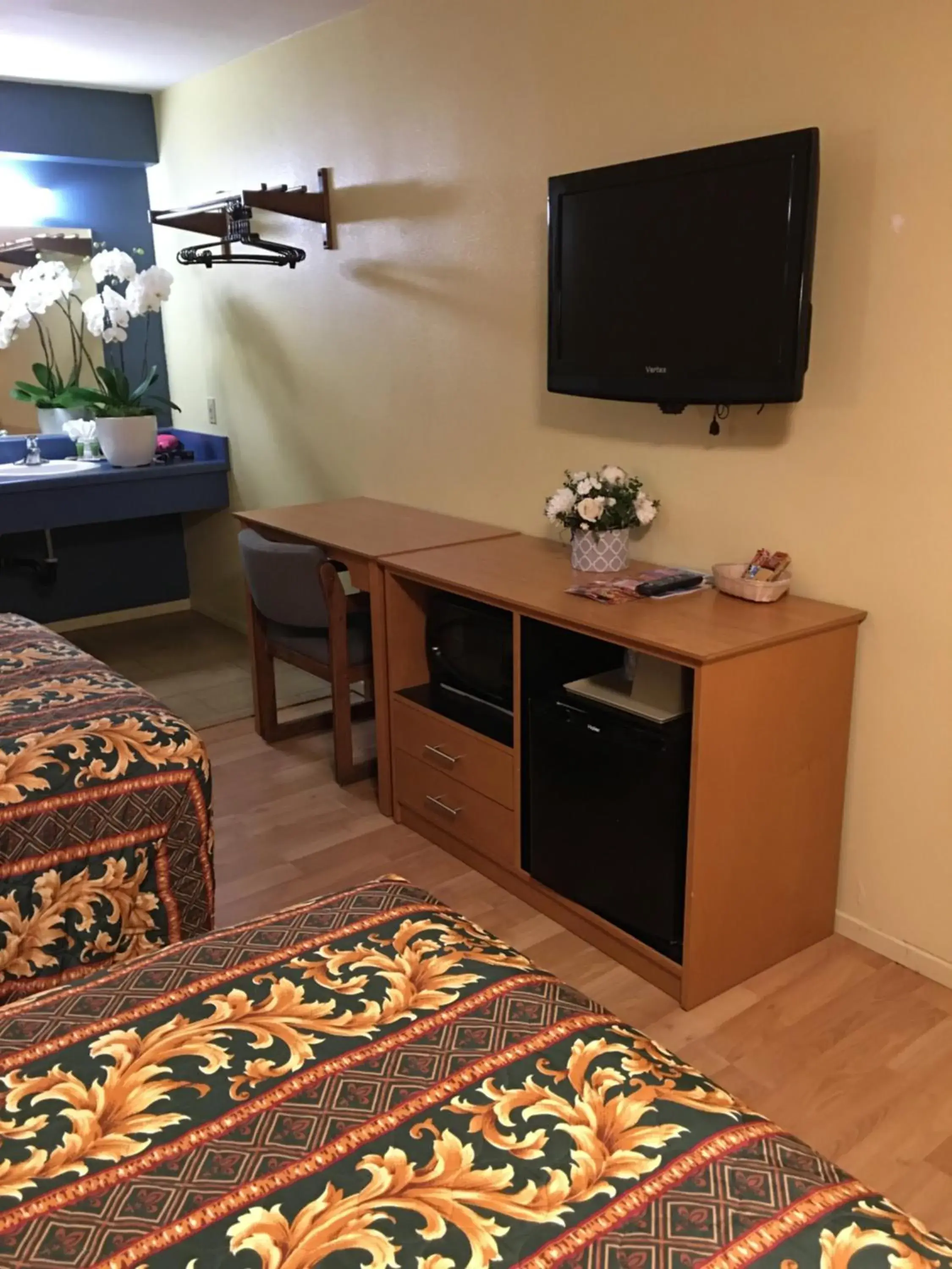 Photo of the whole room, TV/Entertainment Center in OceanView Motel