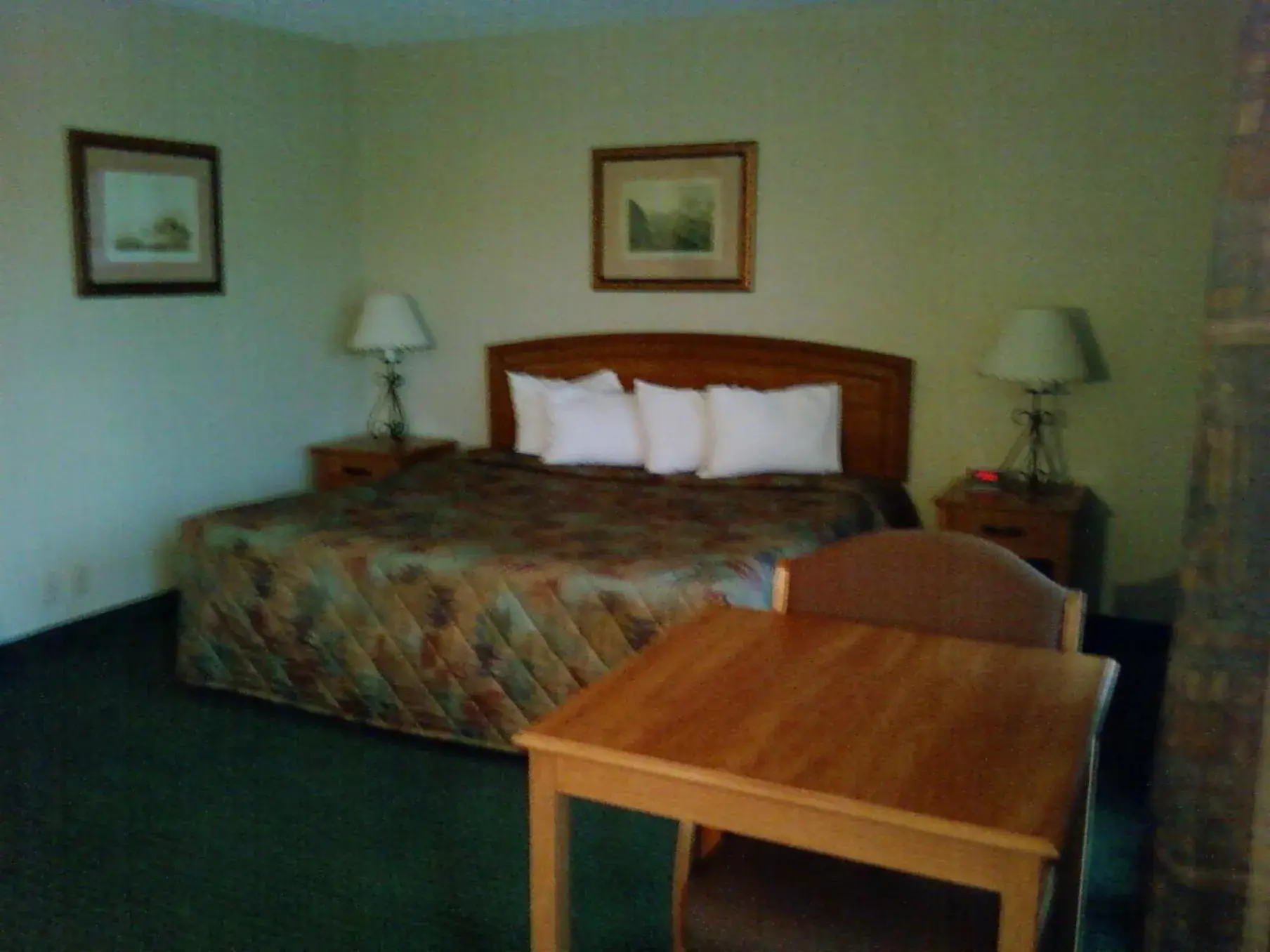 Photo of the whole room, Bed in Will Rogers Inn