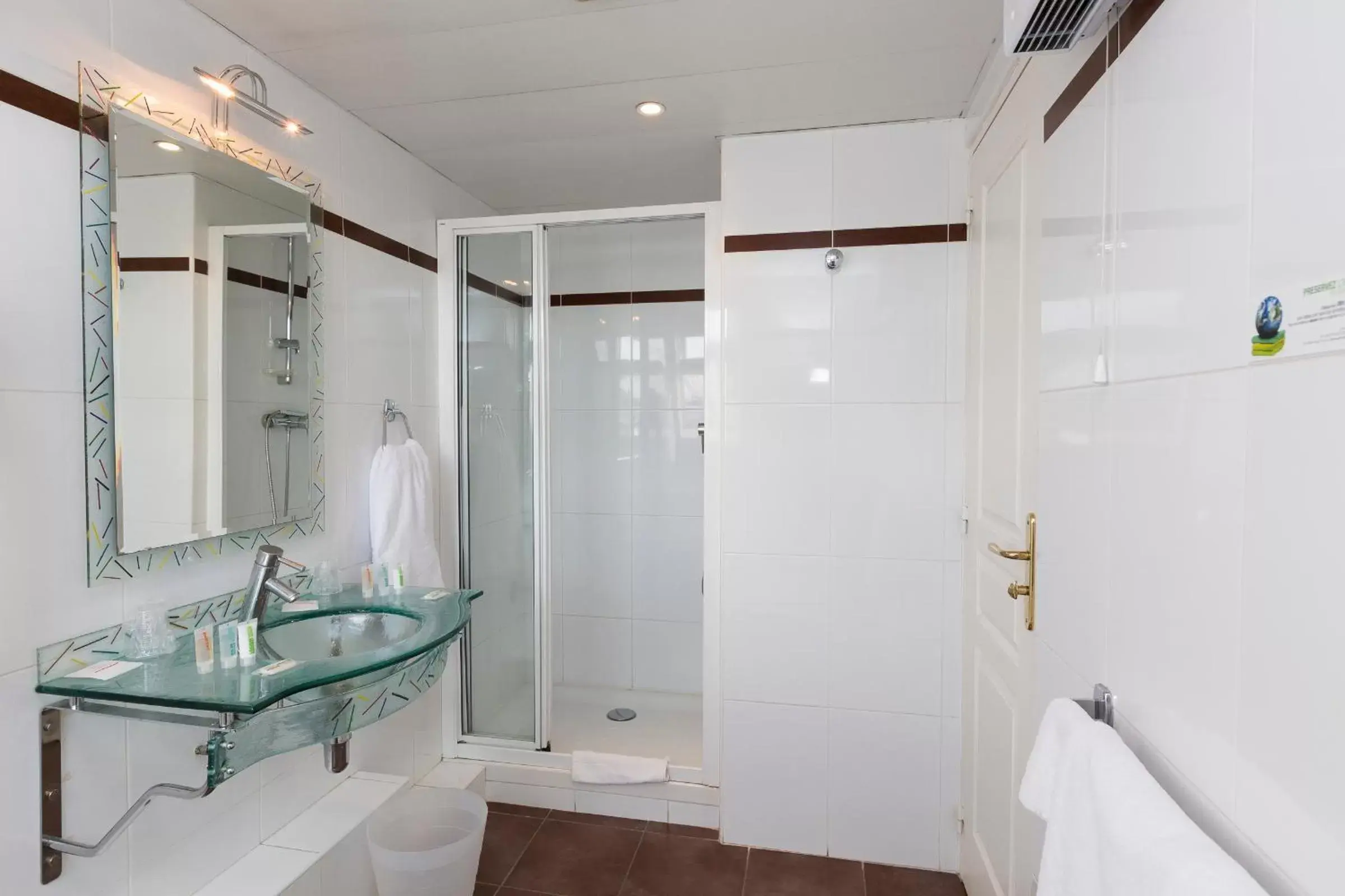 Shower, Bathroom in Elysees Niel Hotel