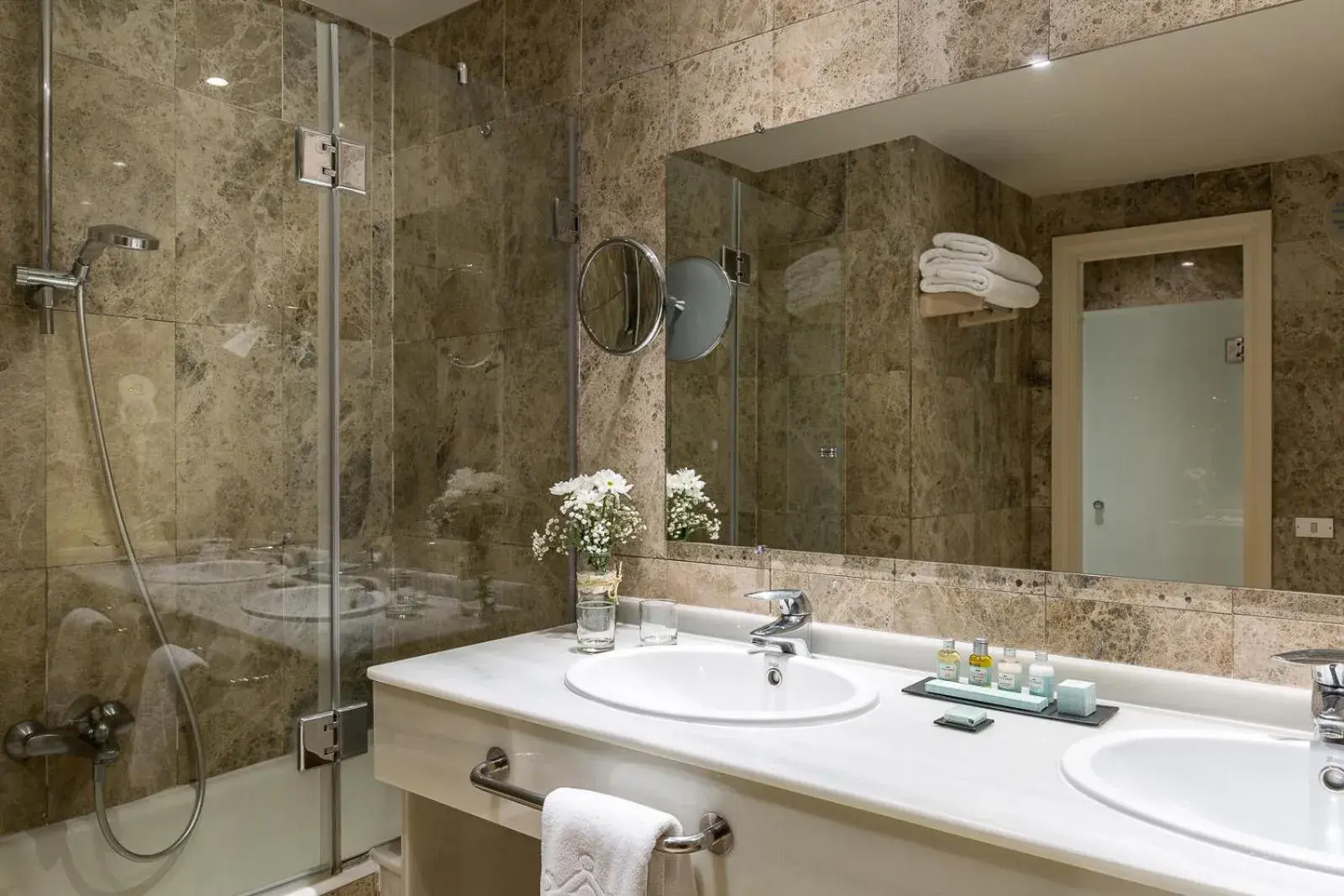 Standard Double Room (2 Adults + 1 Child) in Parador de Gijón Standard Double Room (2 Adults + 1 Child) in Parador de Gijón