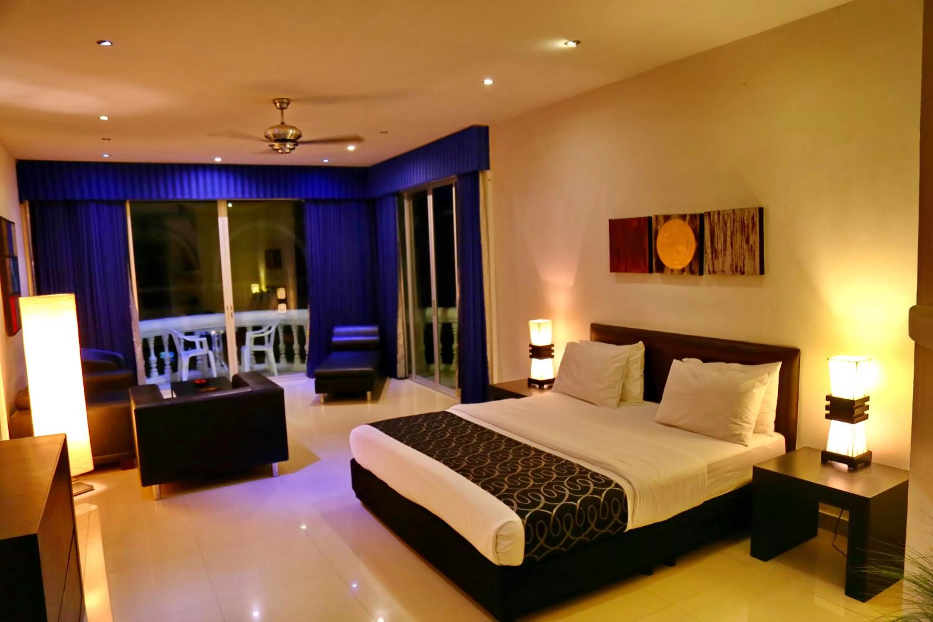 Photo of the whole room, Bed in East Suites