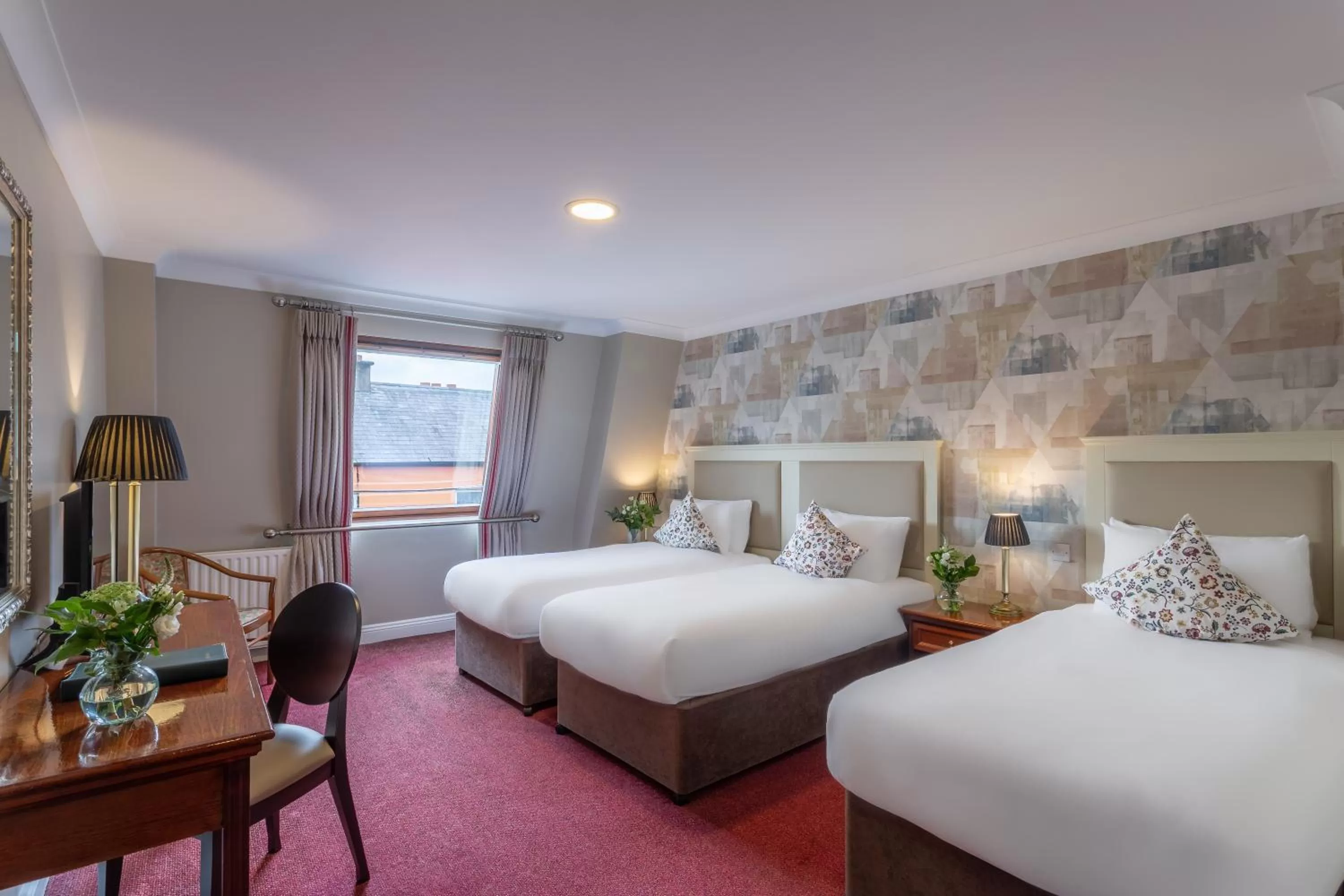 Photo of the whole room, Bed in Dooley's Hotel