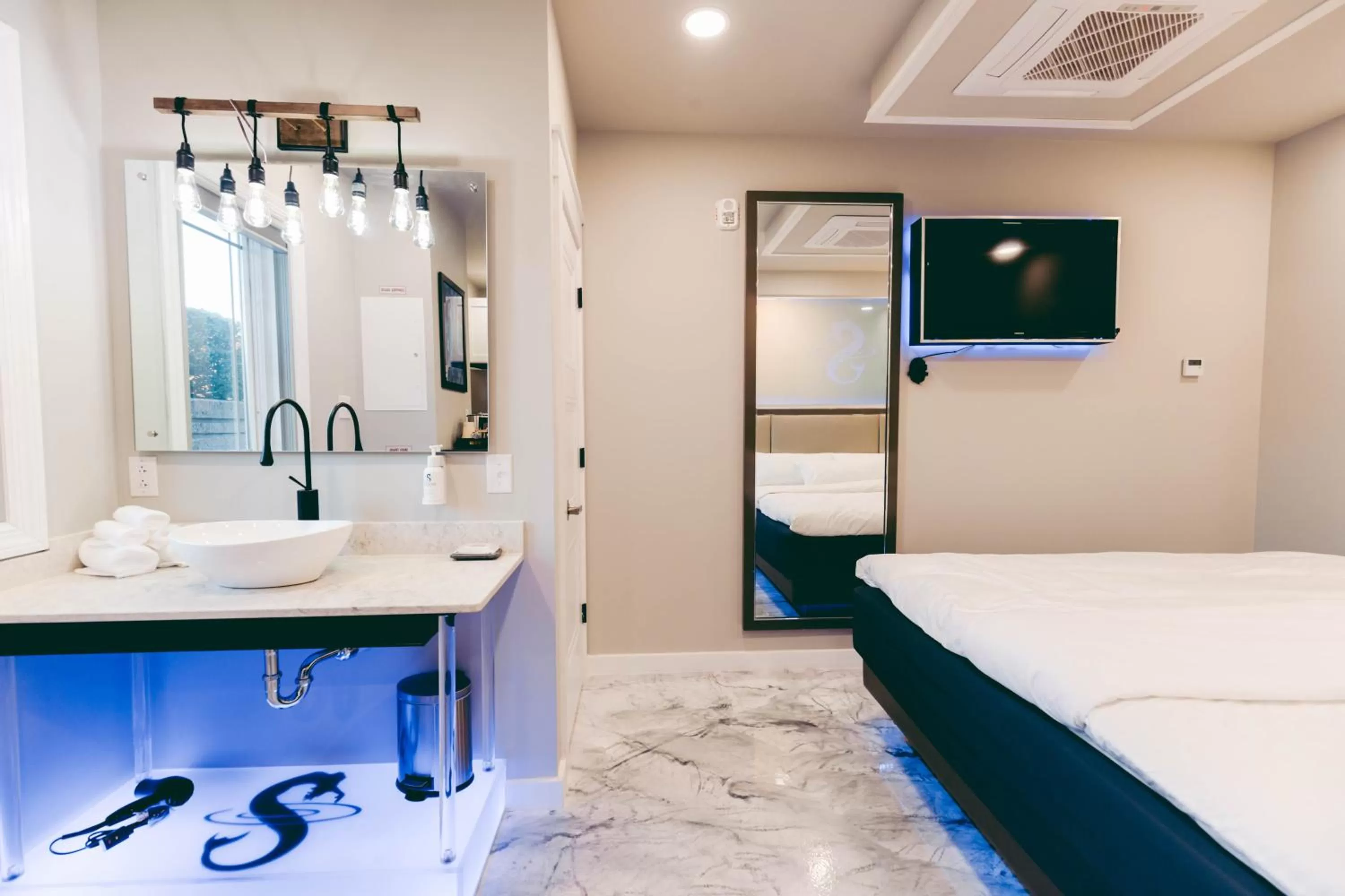 Bed in River Sirens Hotel-Contactless Check in Hotel