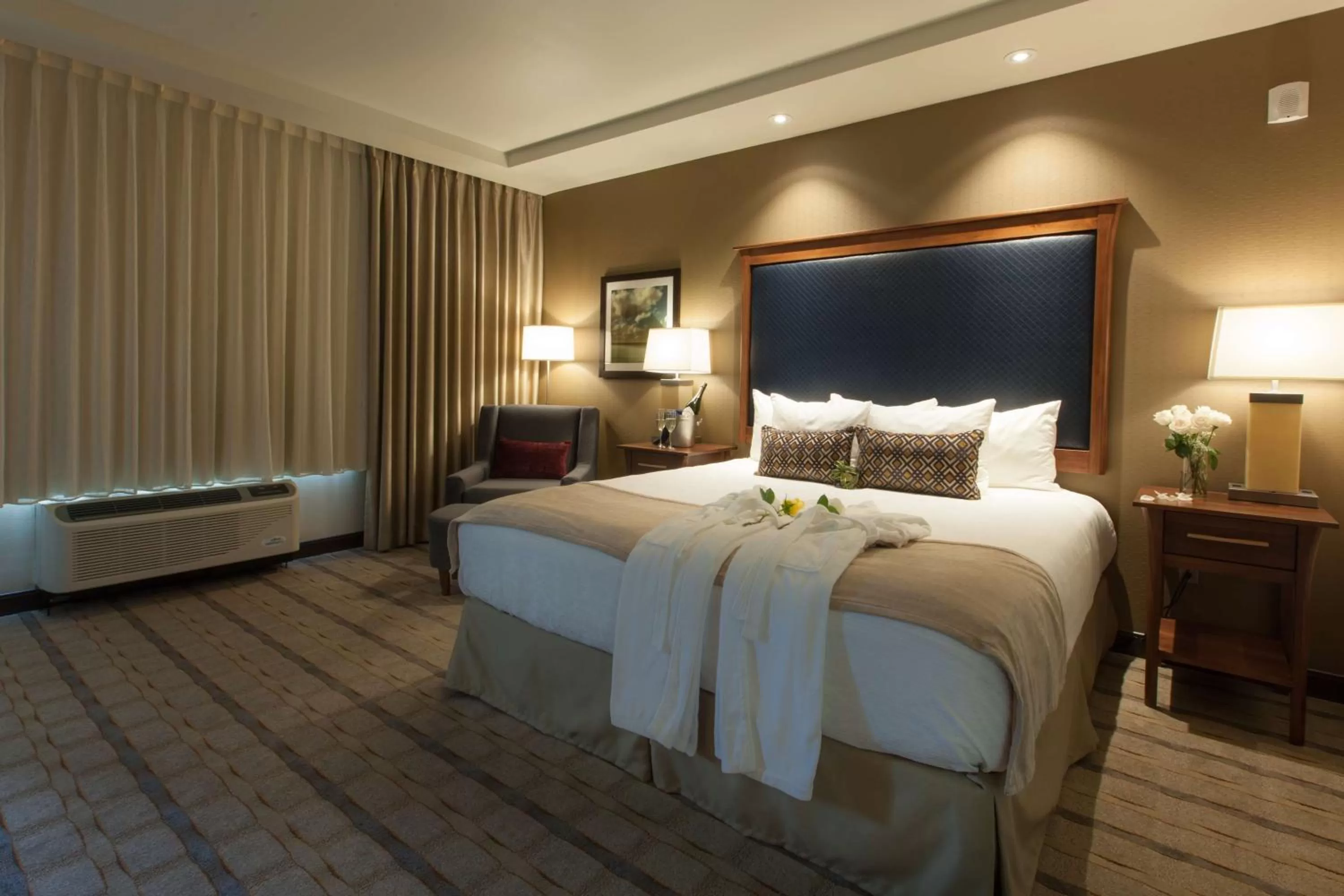 Deluxe King Suite - Garden View/Non-Smoking in Best Western Premier Boulder Falls Inn