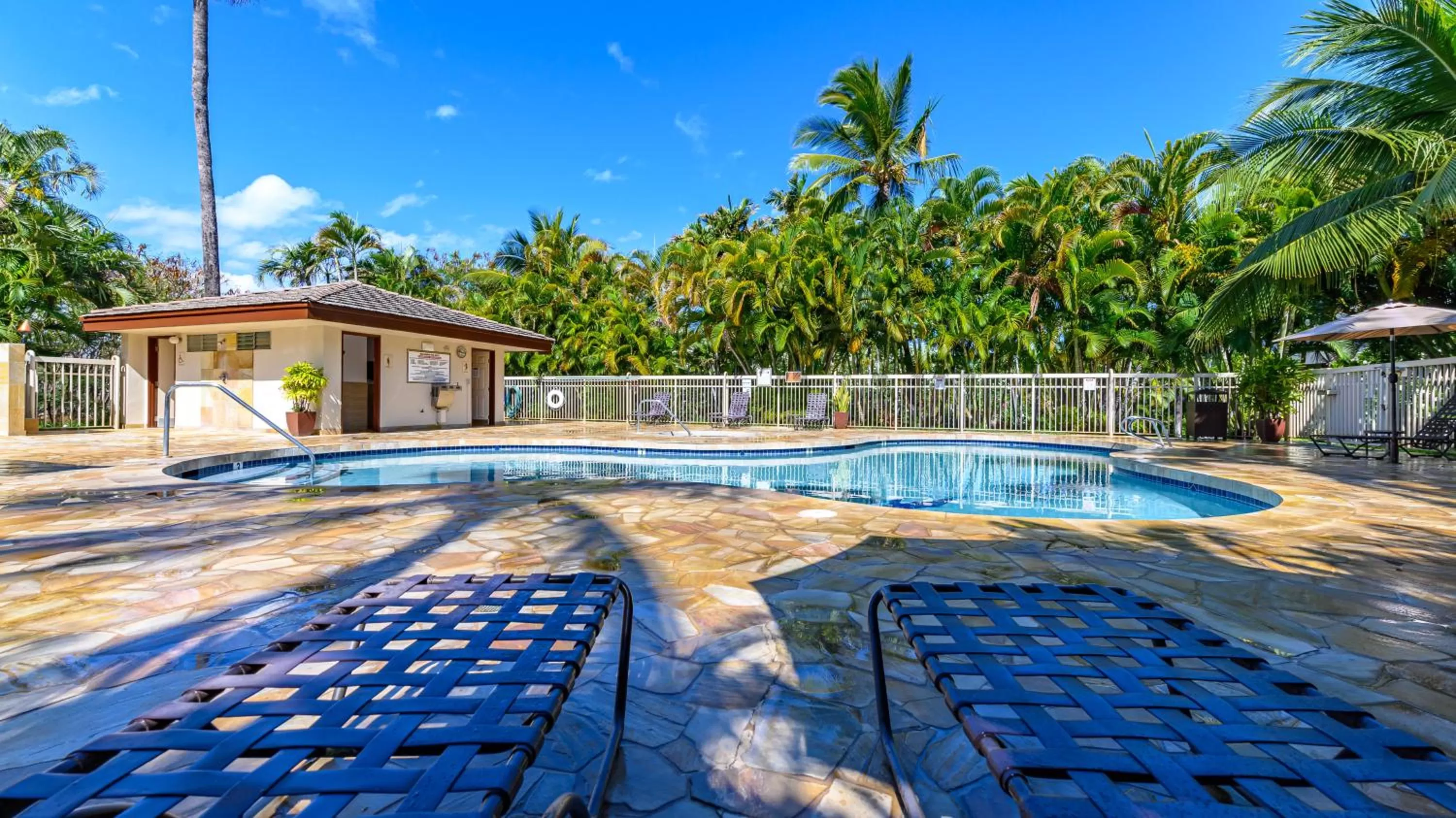 Swimming pool in Castle At Maui Banyan