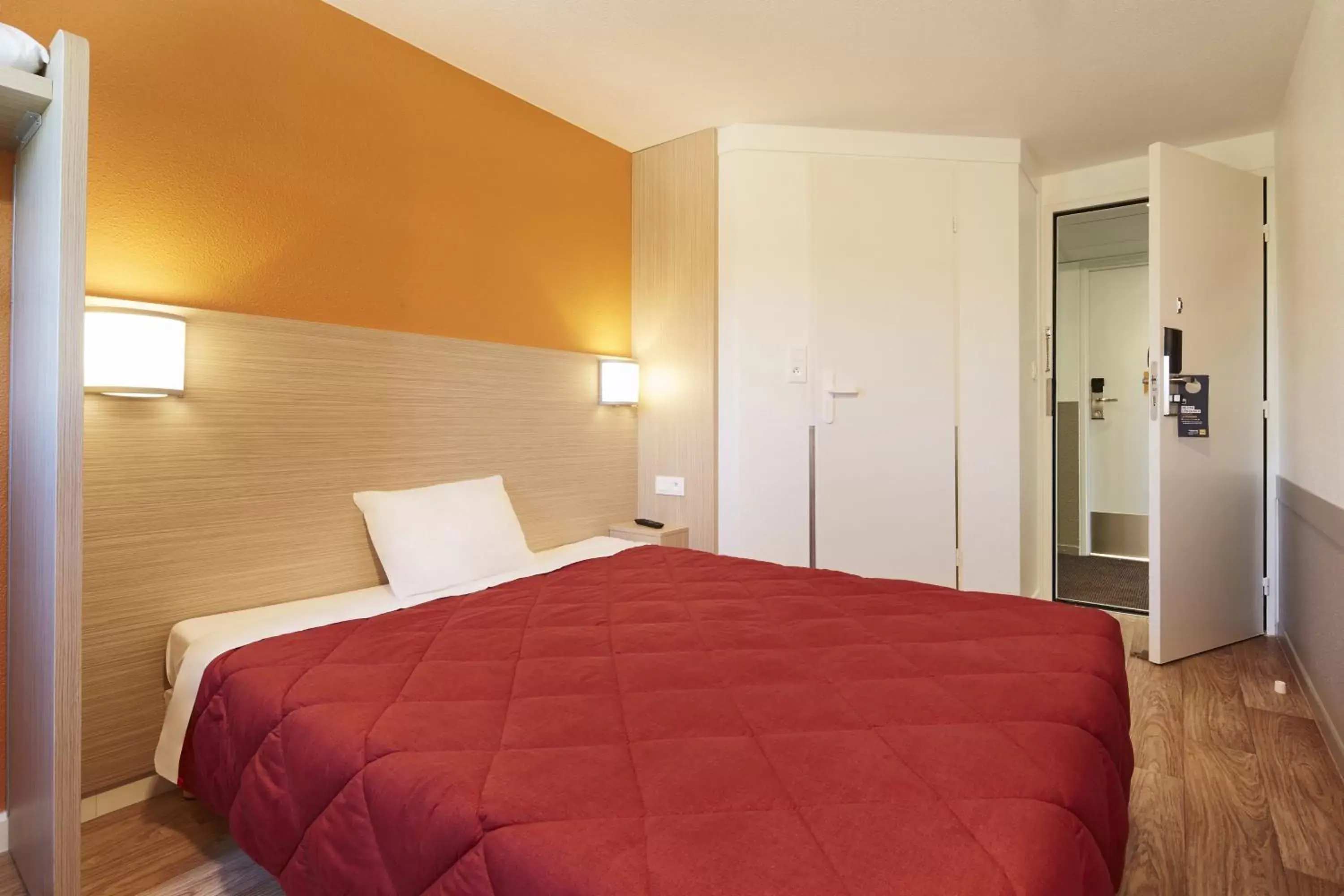 Photo of the whole room, Bed in Premiere Classe Roissy CDG - Paris Nord 2 - Parc des Expositions