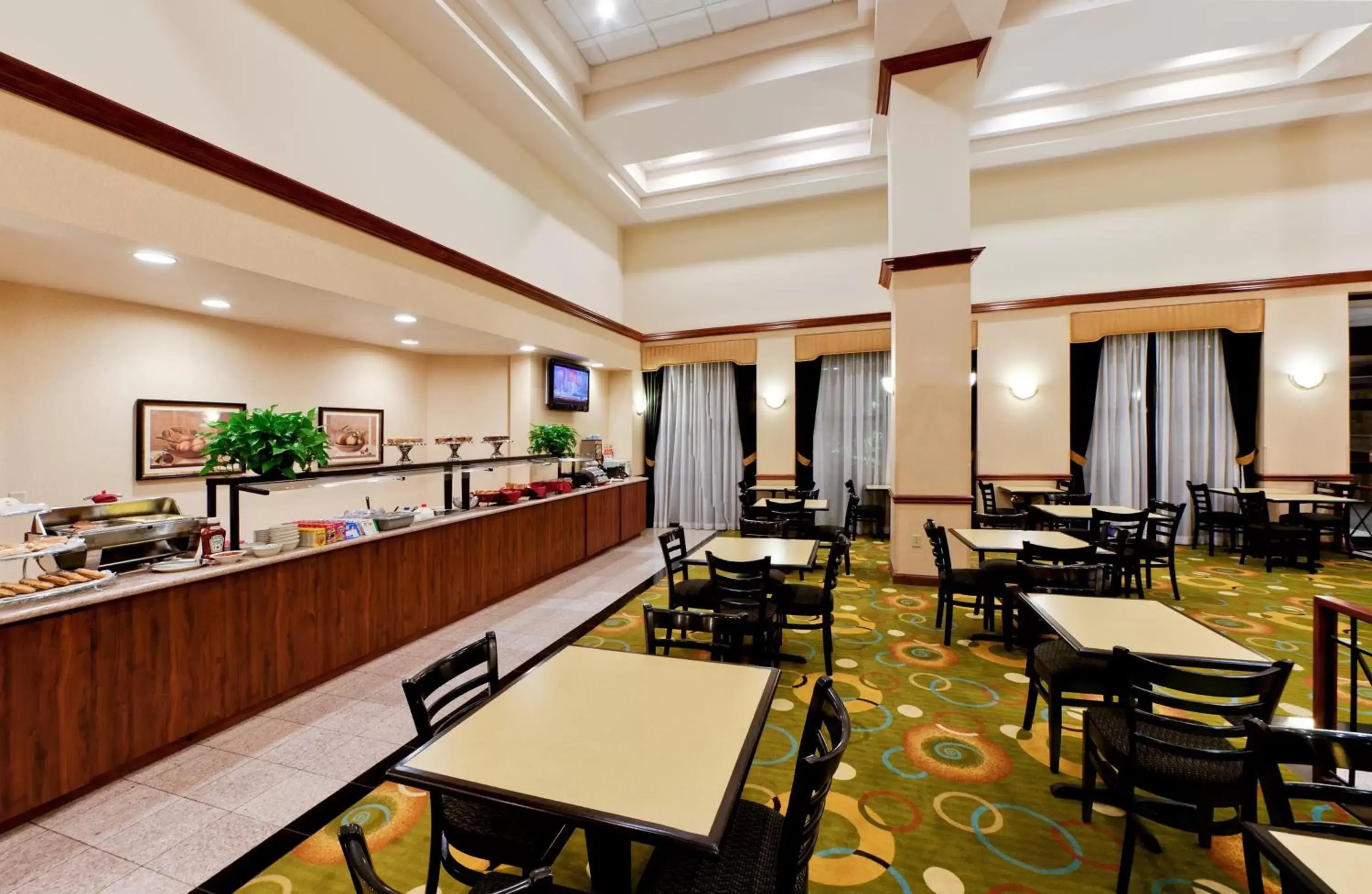 Communal lounge/ TV room, Restaurant/Places to Eat in Hawthorn Suites Midwest City
