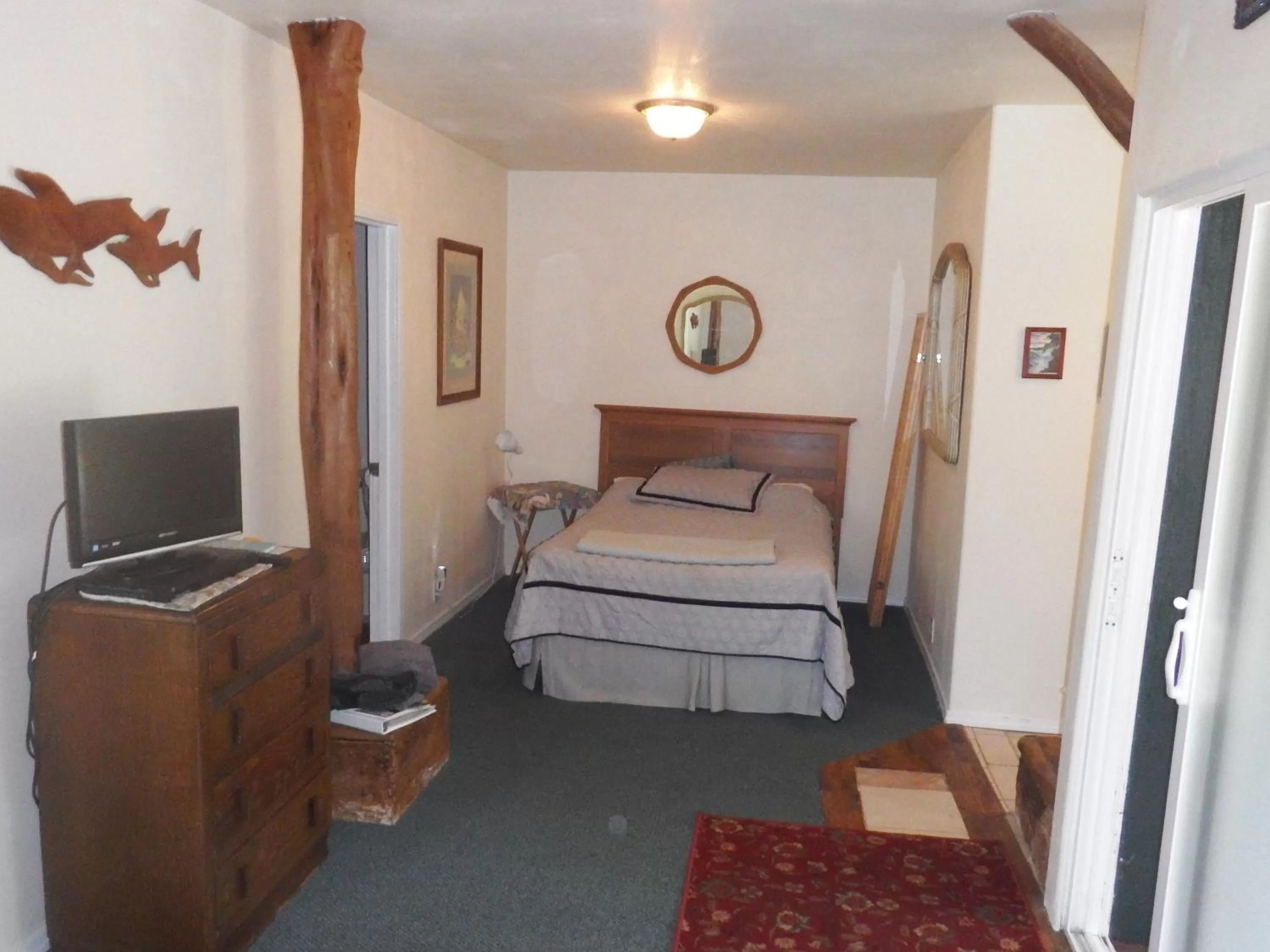Photo of the whole room, Bed in Aloha Crater Lodge