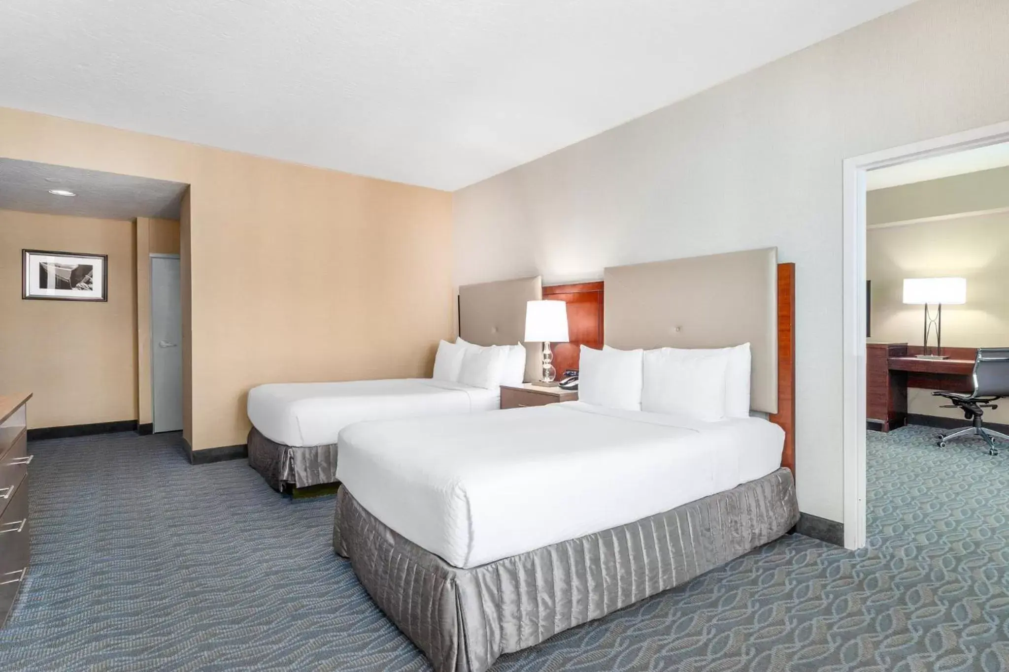 Bedroom, Bed in Crowne Plaza Hotel Los Angeles Harbor, an IHG Hotel