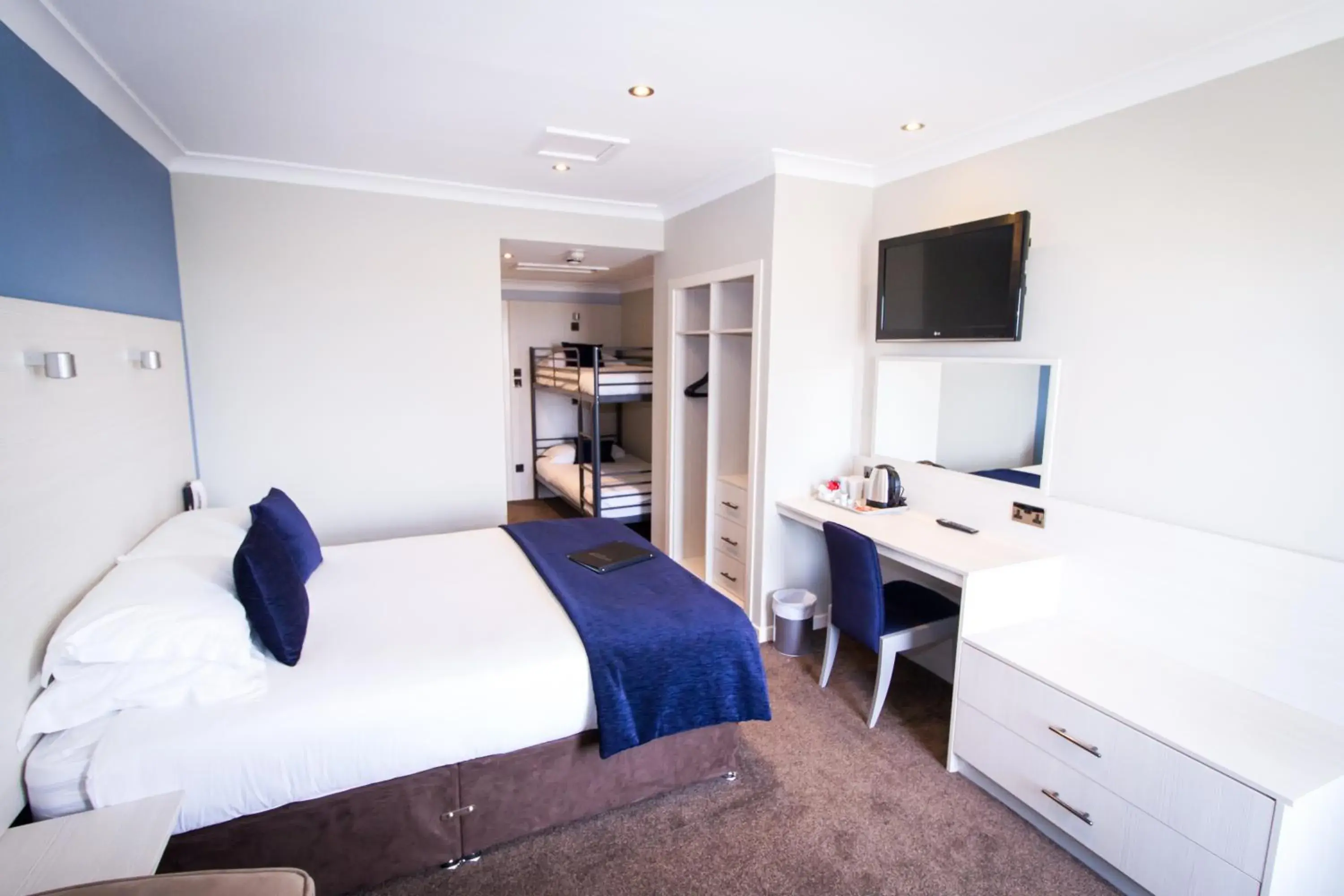Bedroom, TV/Entertainment Center in Dalmeny Resort Hotel