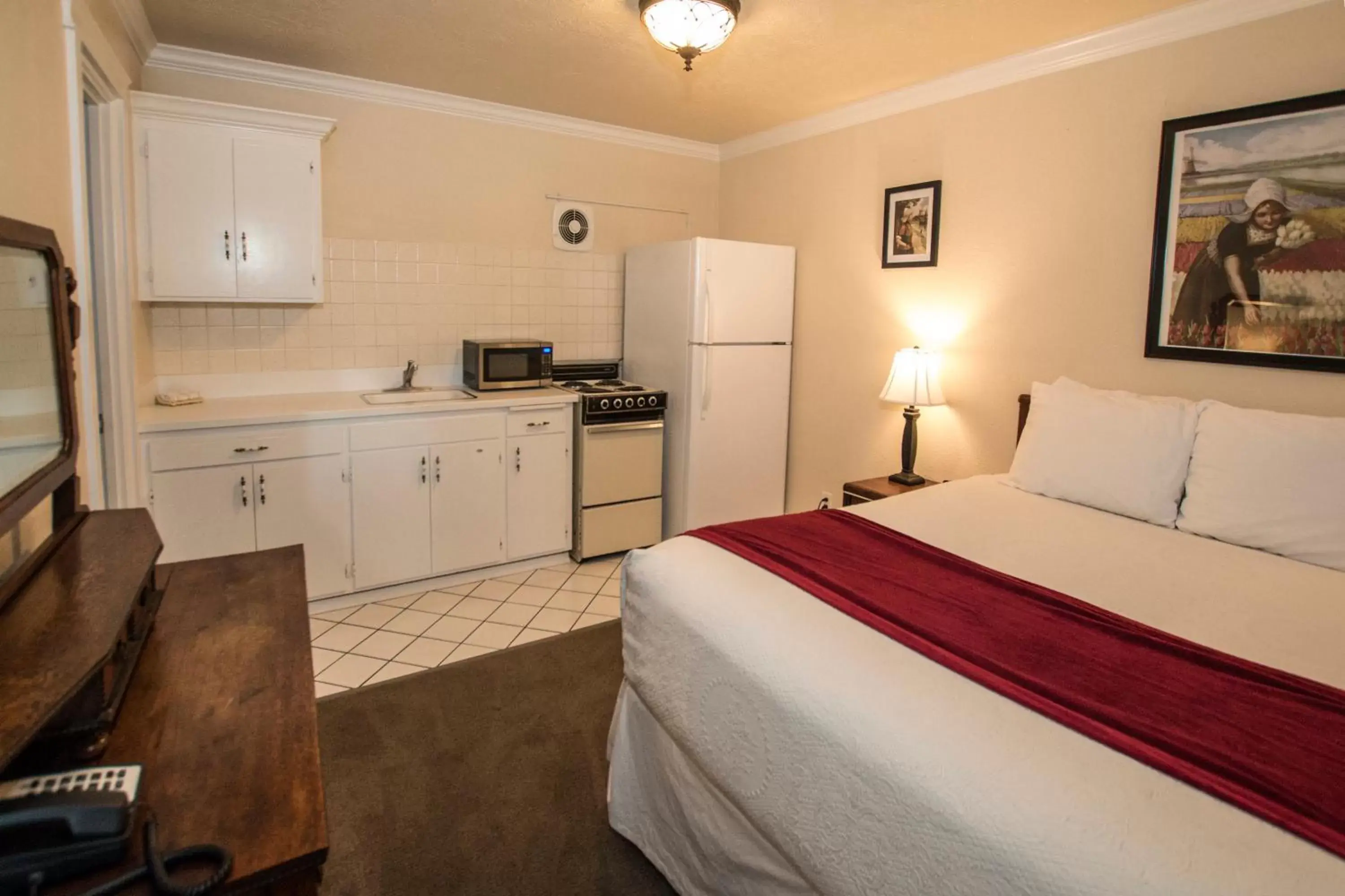 Kitchen or kitchenette, Bed in Auld Holland Inn Kitchen or kitchenette, Bed in Auld Holland Inn