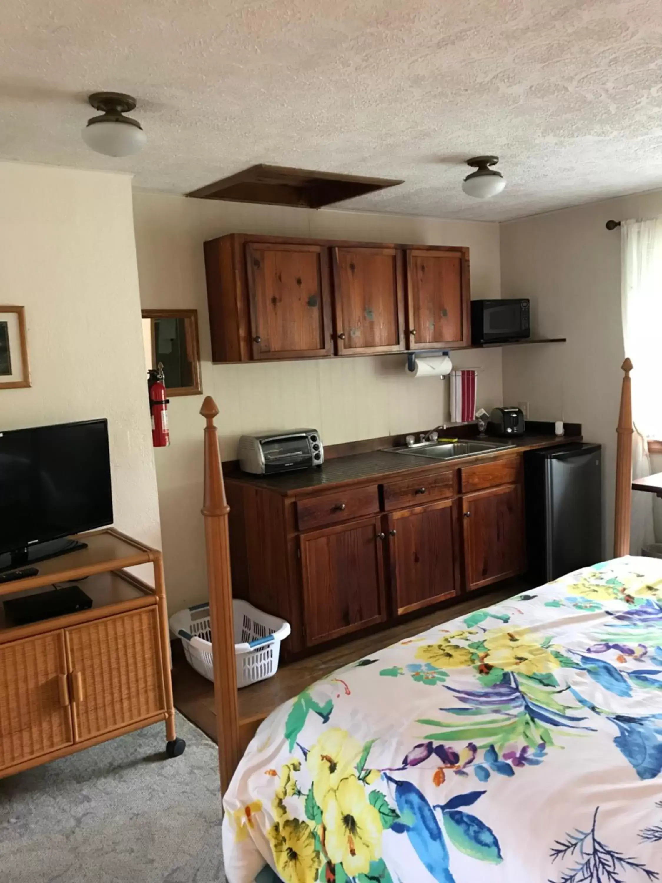 Kitchen/Kitchenette in Hale Maluhia Country Inn