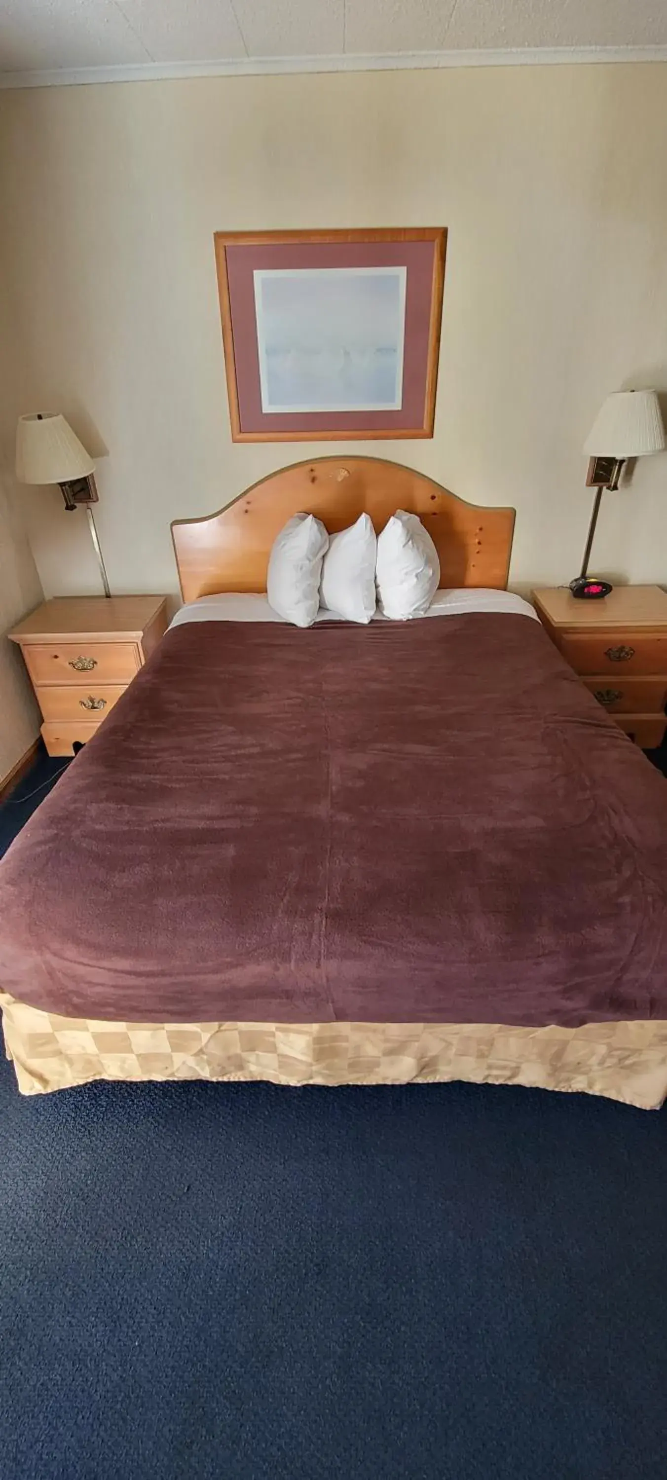 Bed in Thunderbird Inn of Mackinaw City