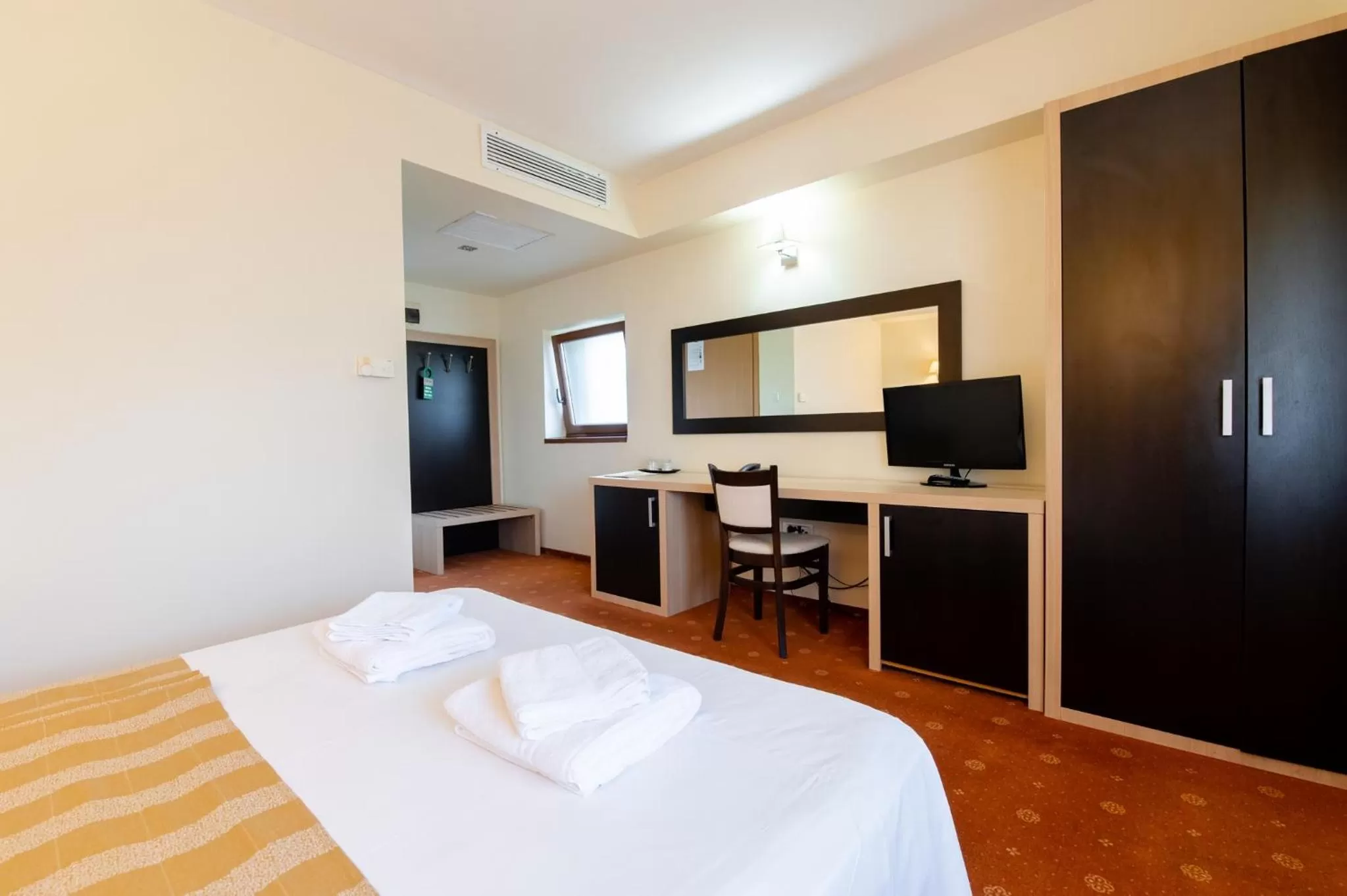 Photo of the whole room, Bed in Hotel Oxford By TimHotels