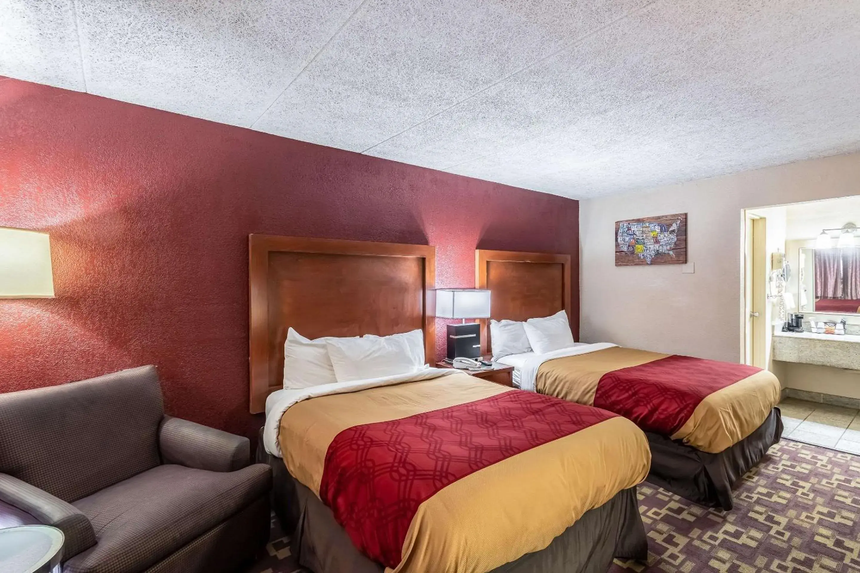 Photo of the whole room, Bed in Econo Lodge