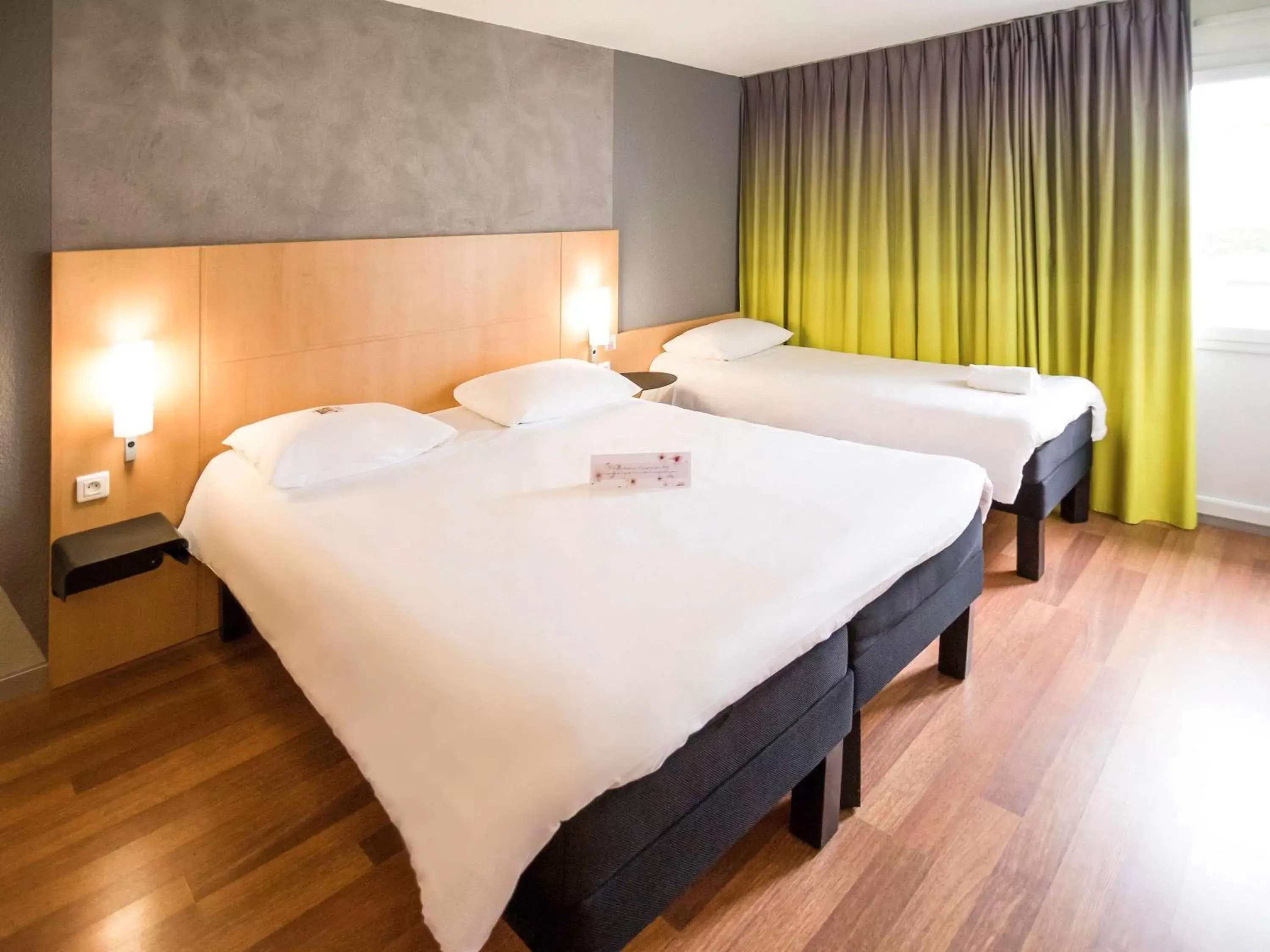 Photo of the whole room, Bed in ibis Rennes Beaulieu