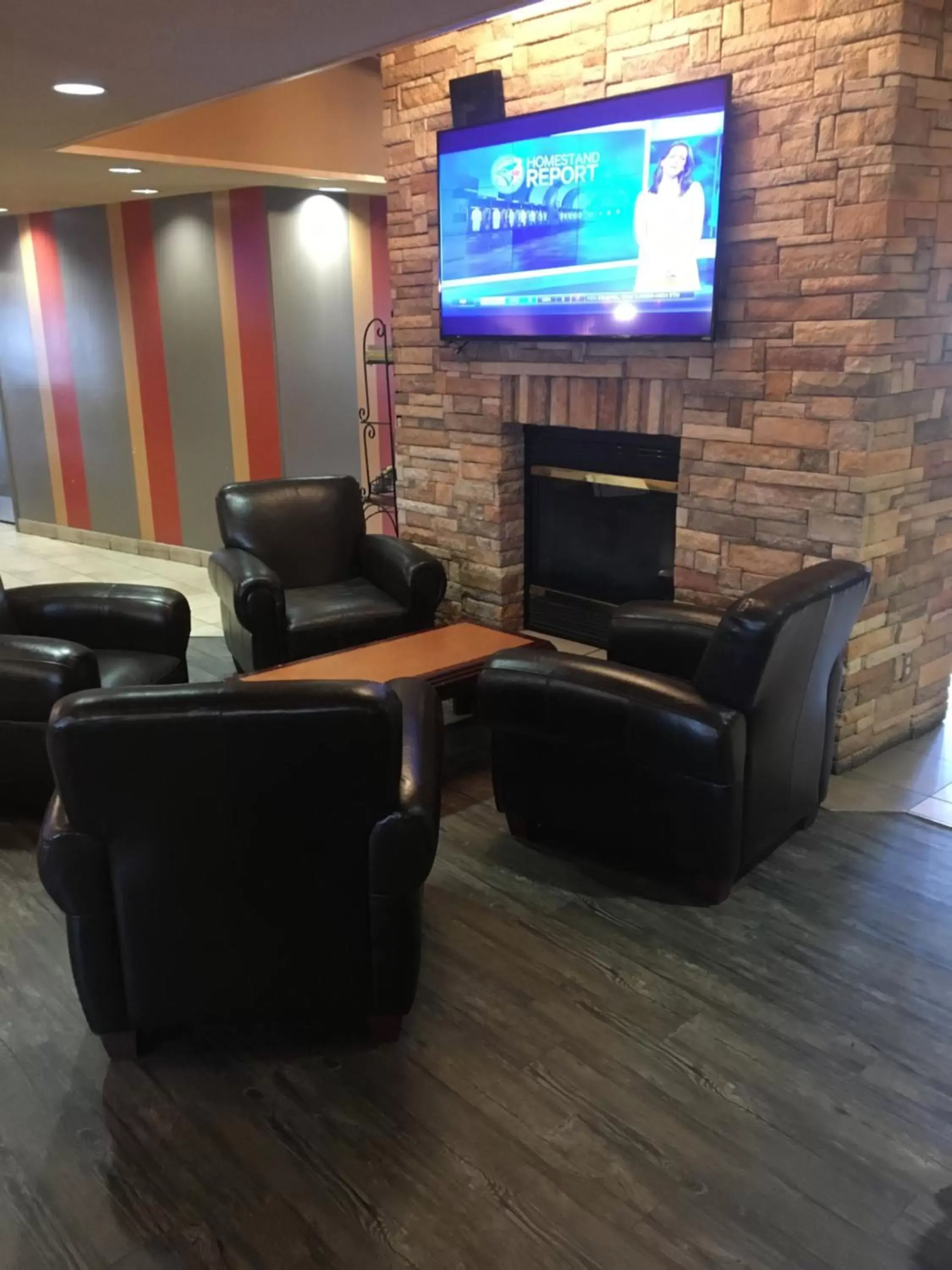 Restaurant/places to eat, TV/Entertainment Center in Howey Bay Motel