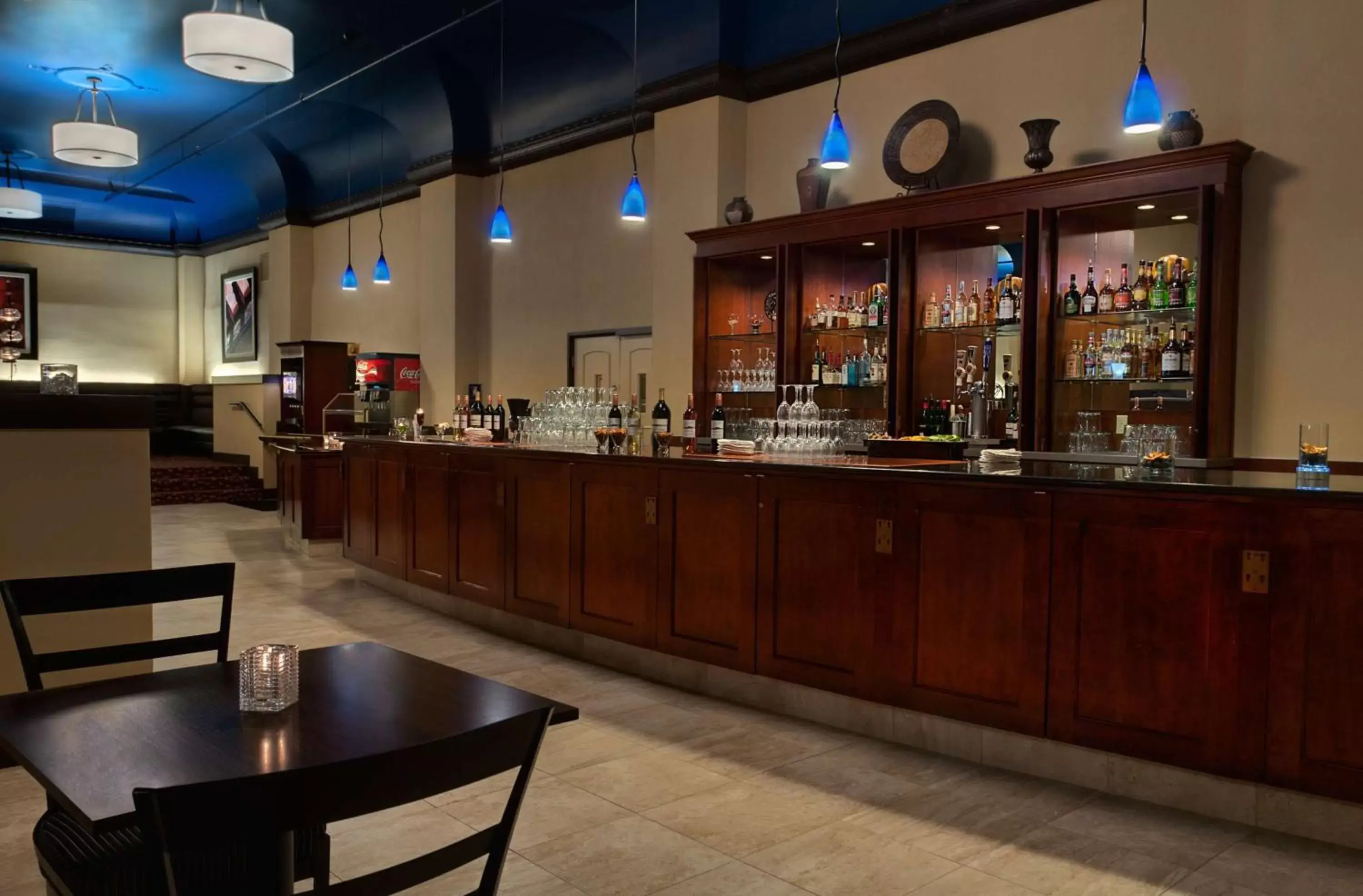 Lounge or bar, Restaurant/Places to Eat in Embassy Suites by Hilton Portland Downtown