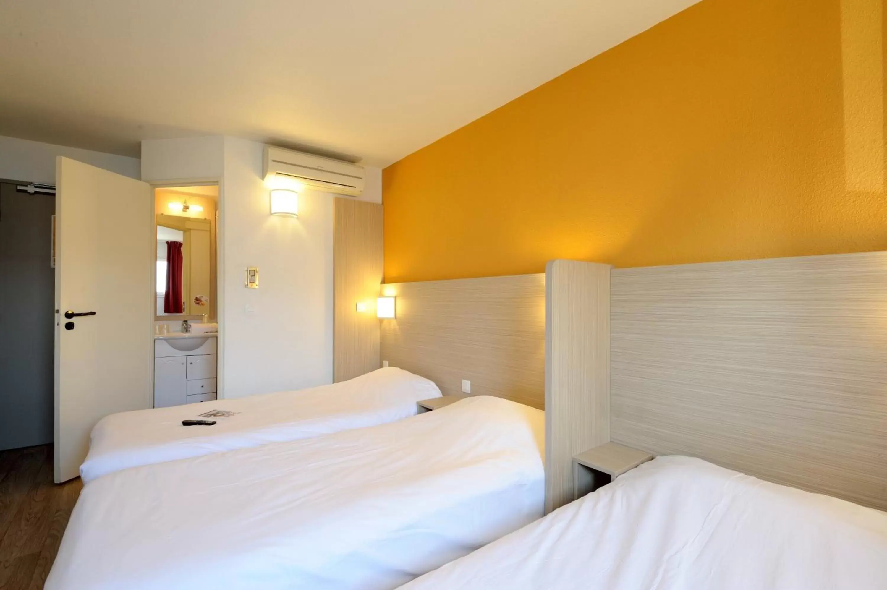 Bedroom, Bed in Hôtel Kennedy Parc des Expositions