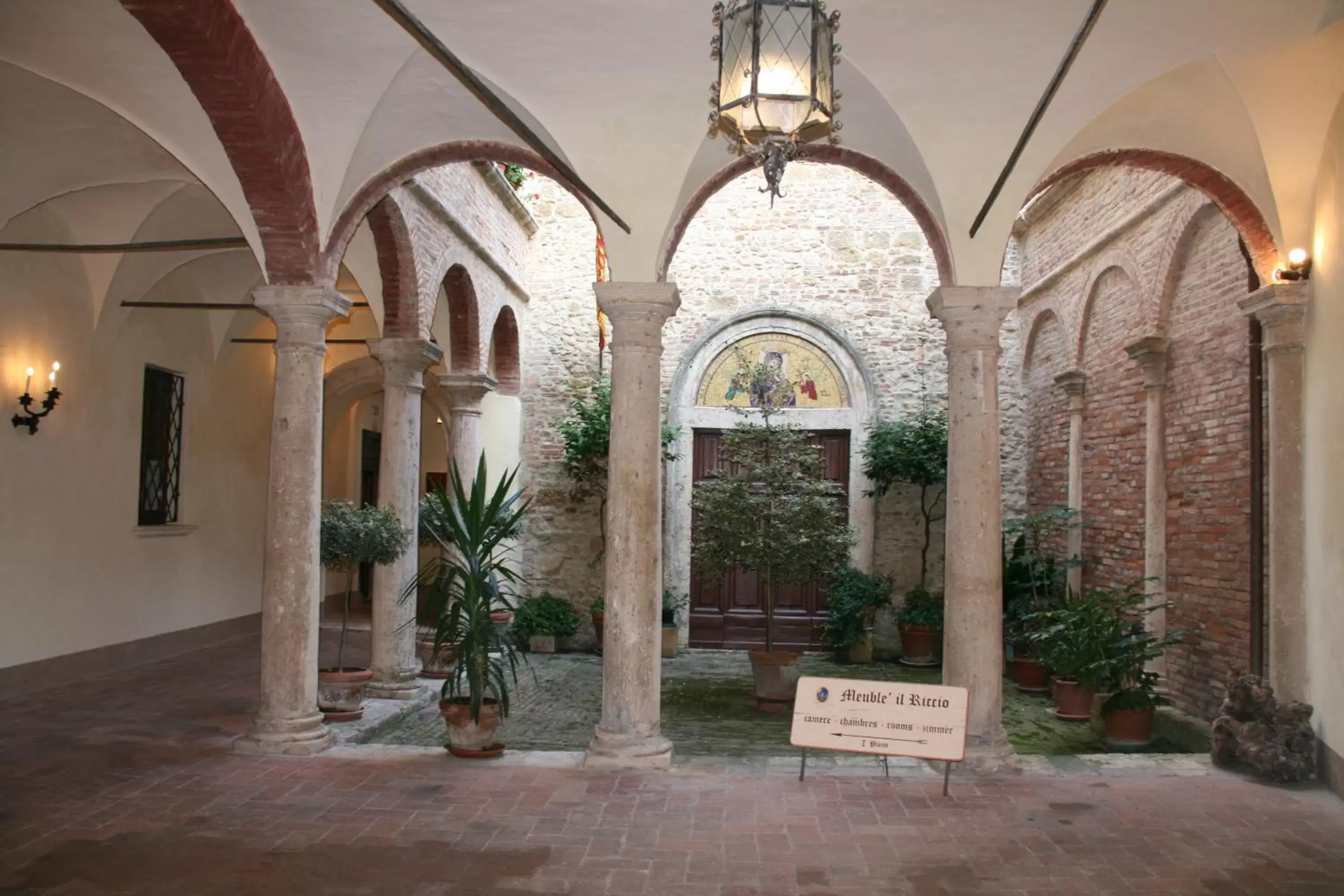 Inner courtyard view in Meublé il Riccio