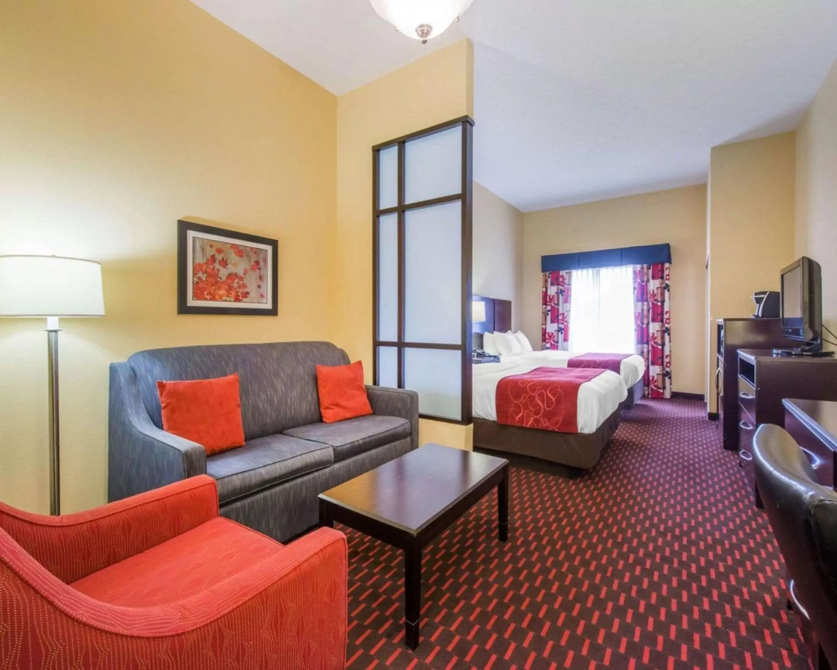 Bedroom, Seating Area in Comfort Suites Altoona