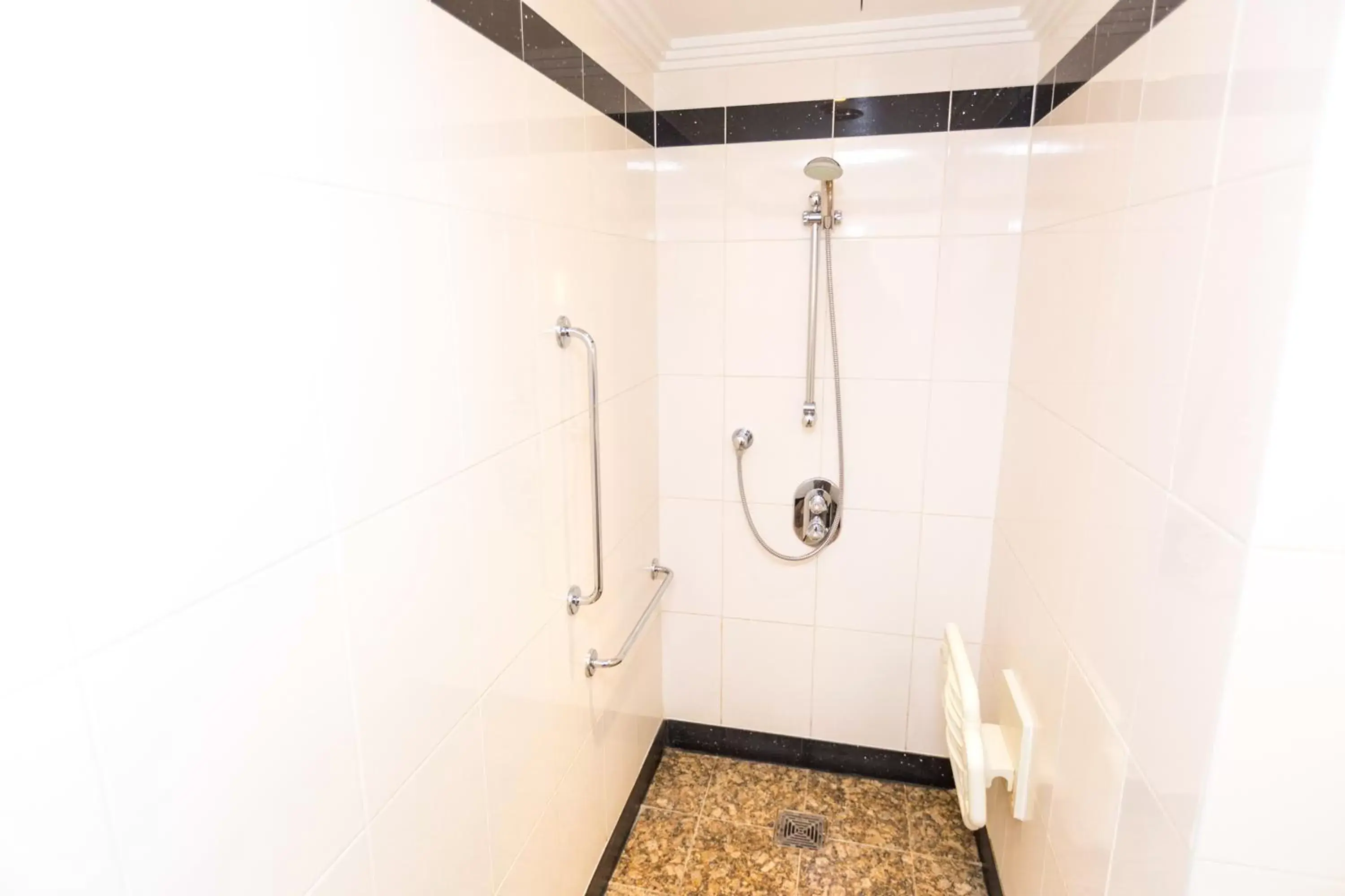 acessibility, Bathroom in Hilton London Paddington