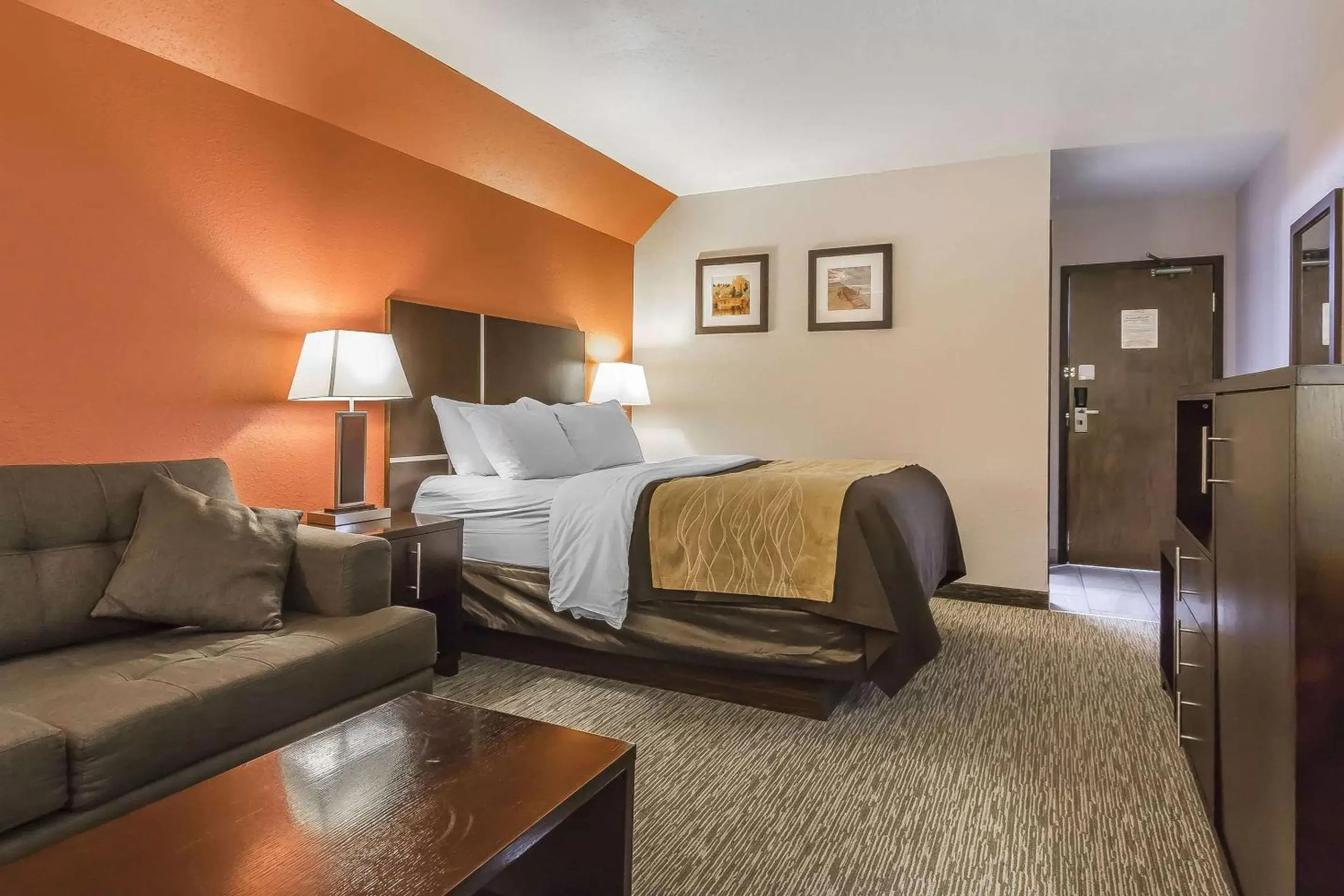 Photo of the whole room in Comfort Inn & Suites Yorkton