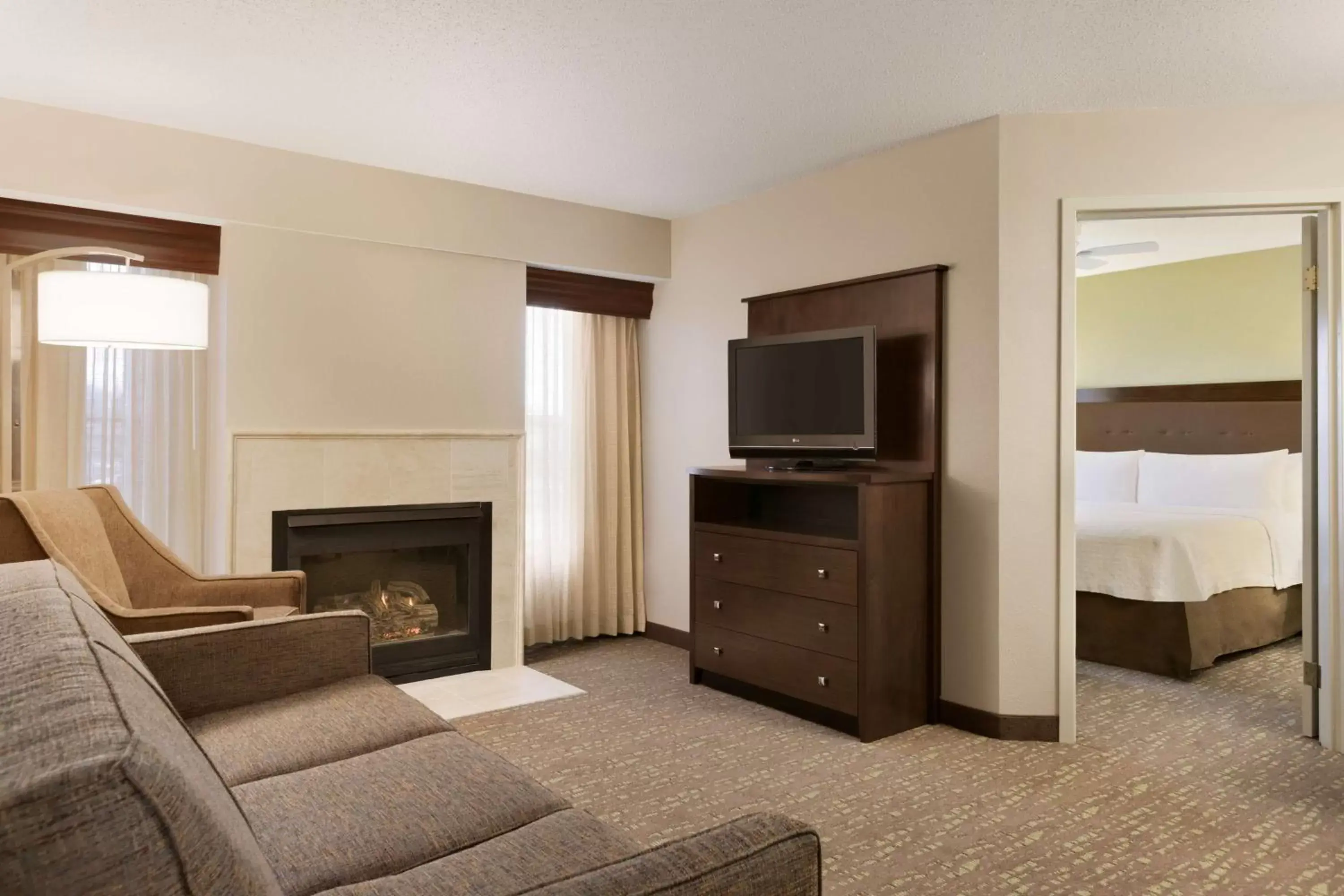 Bedroom, TV/Entertainment Center in Homewood Suites by Hilton Toledo-Maumee