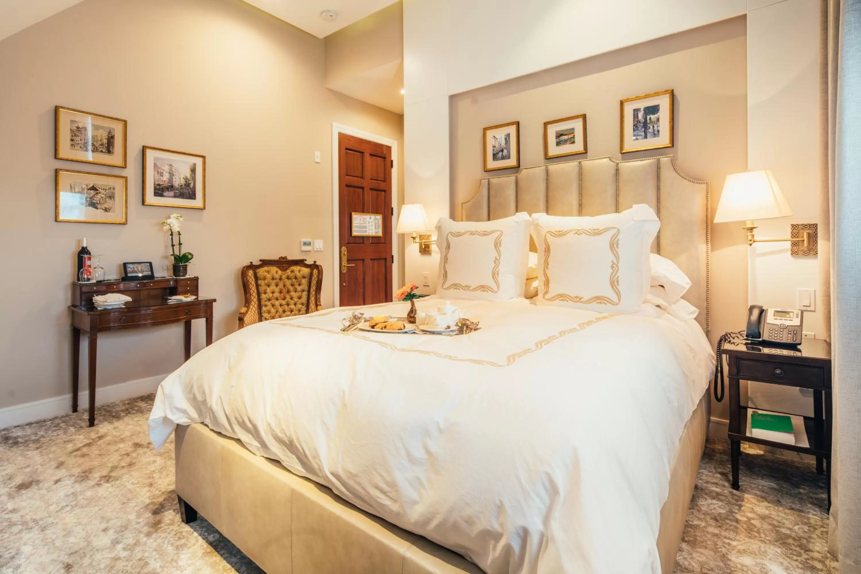 Photo of the whole room, Bed in Neighbourgood Sutter Mansion