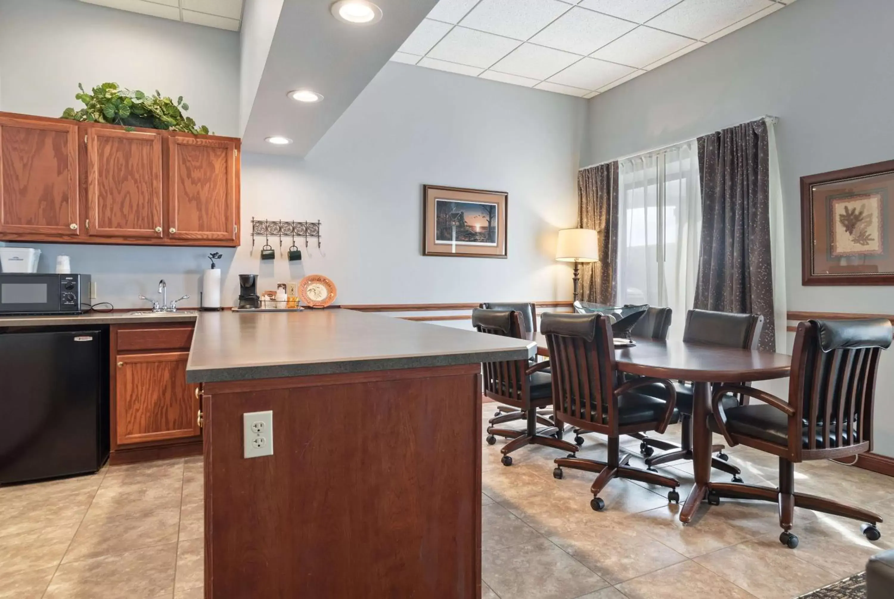 Photo of the whole room, Kitchen/Kitchenette in Howard Johnson by Wyndham Rapid City