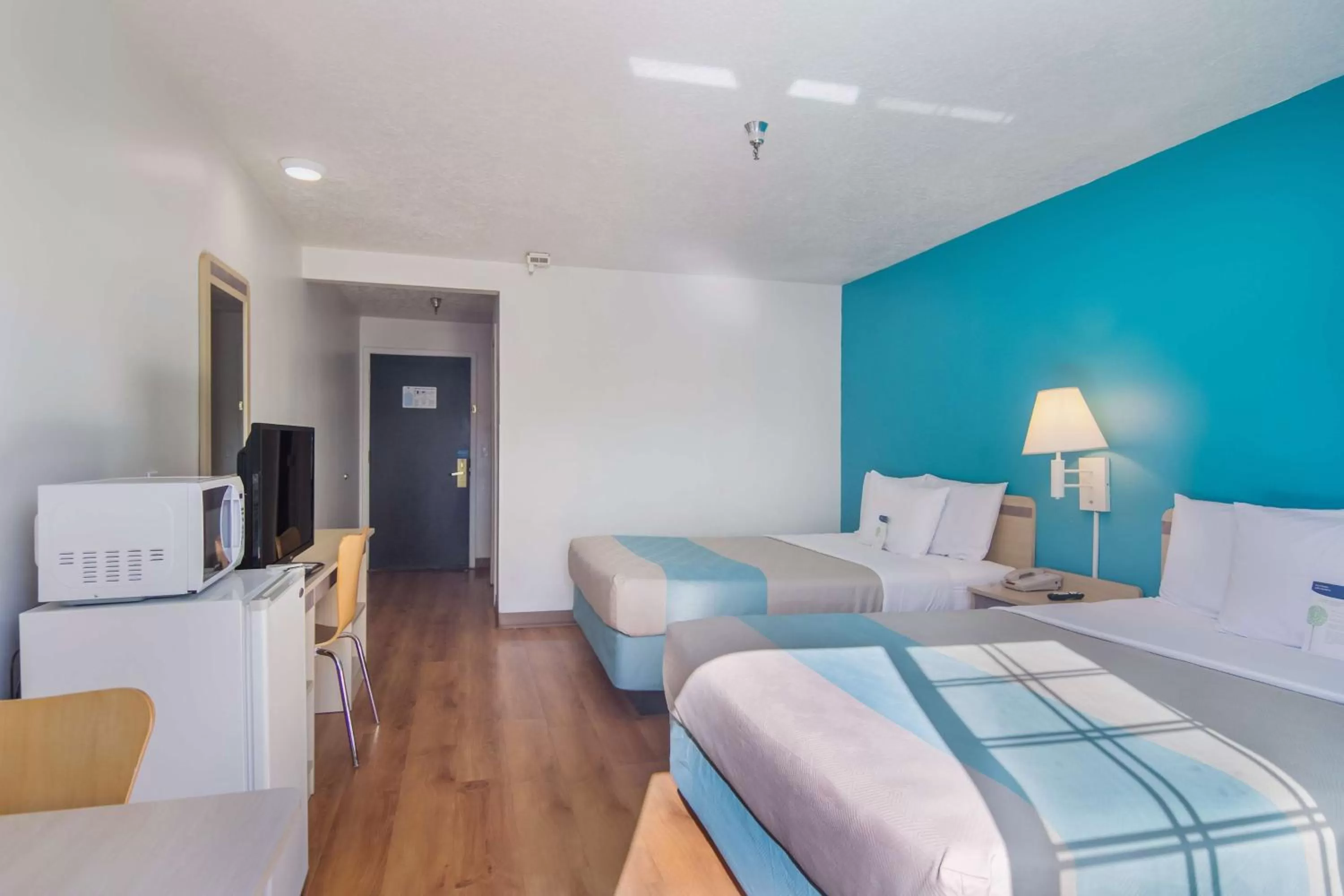 TV and multimedia, Bed in Motel 6-The Dalles, OR