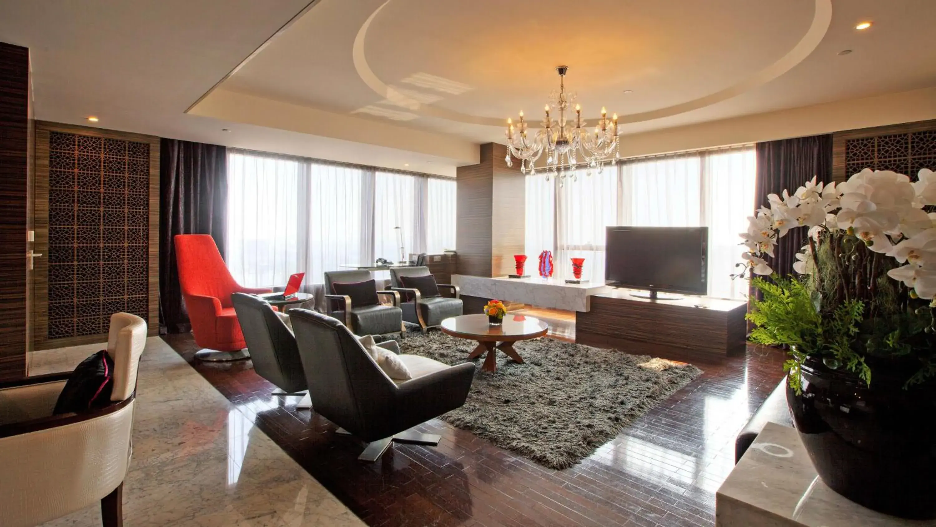 Photo of the whole room, Seating Area in Holiday Inn Shanghai Hongqiao West, an IHG Hotel