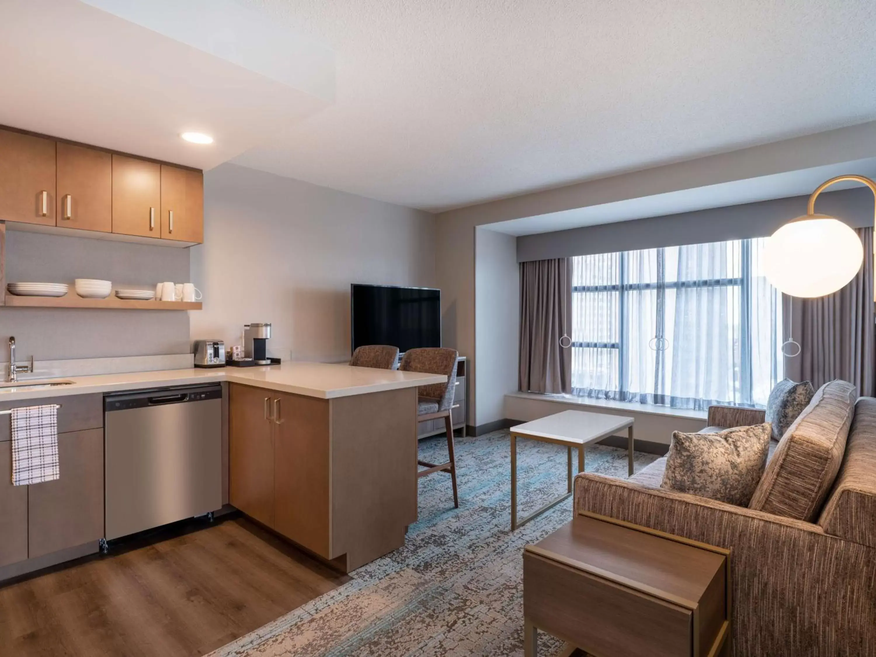 Living room, Kitchen/Kitchenette in Homewood Suites By Hilton Toledo Downtown