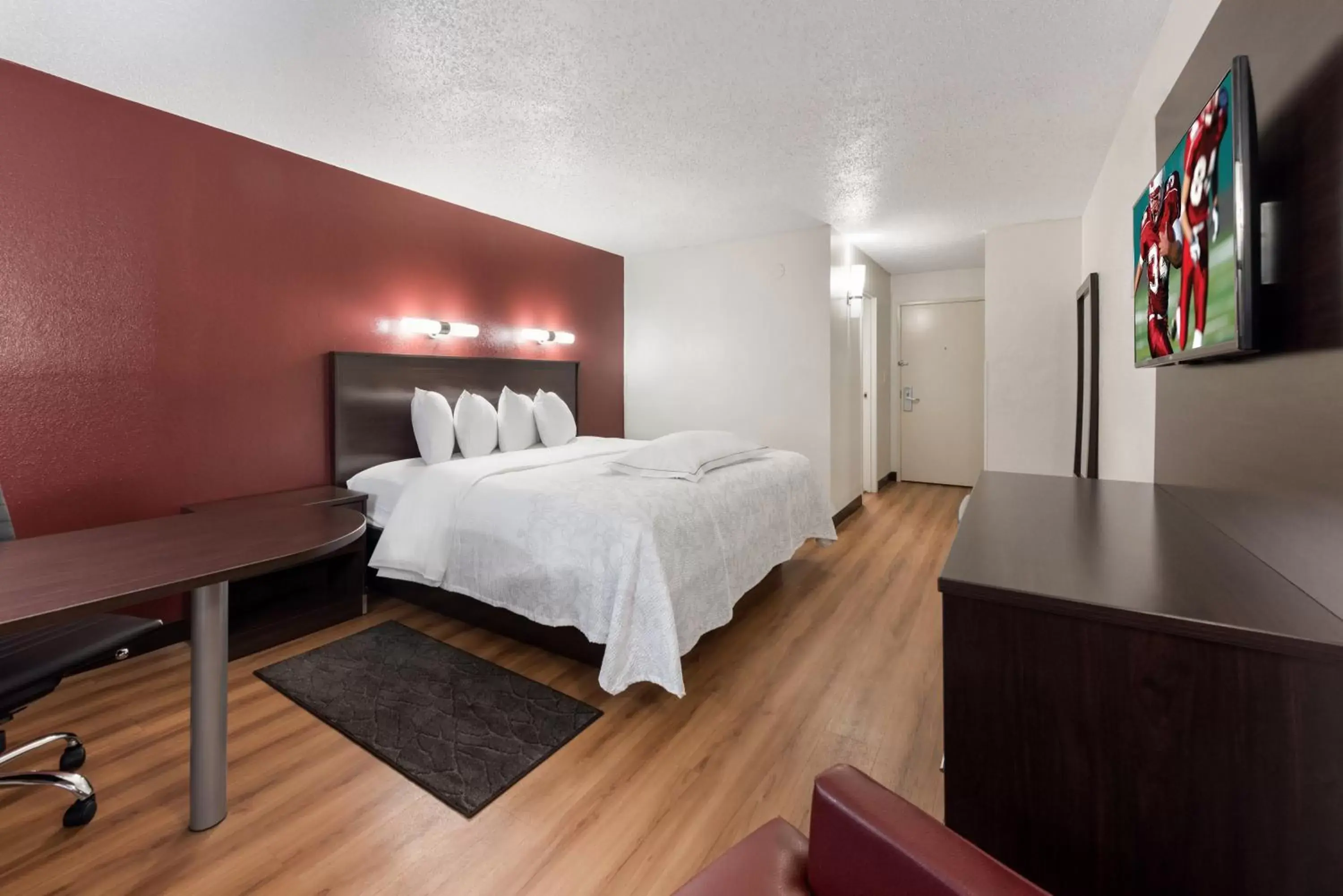 Photo of the whole room, Bed in Red Roof Inn PLUS+ Columbus - Worthington Photo of the whole room, Bed in Red Roof Inn PLUS+ Columbus - Worthington