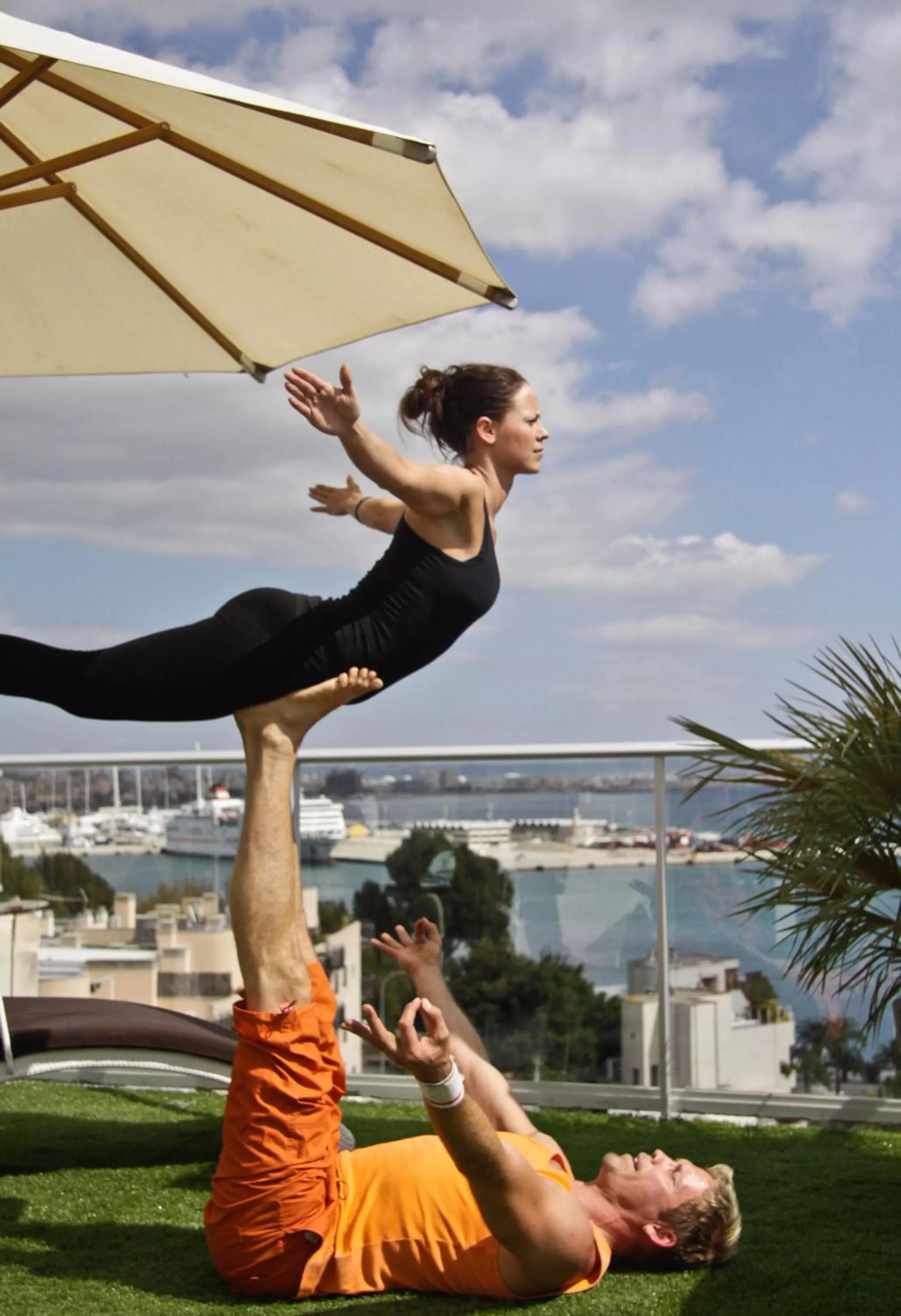 People in Hotel Feliz