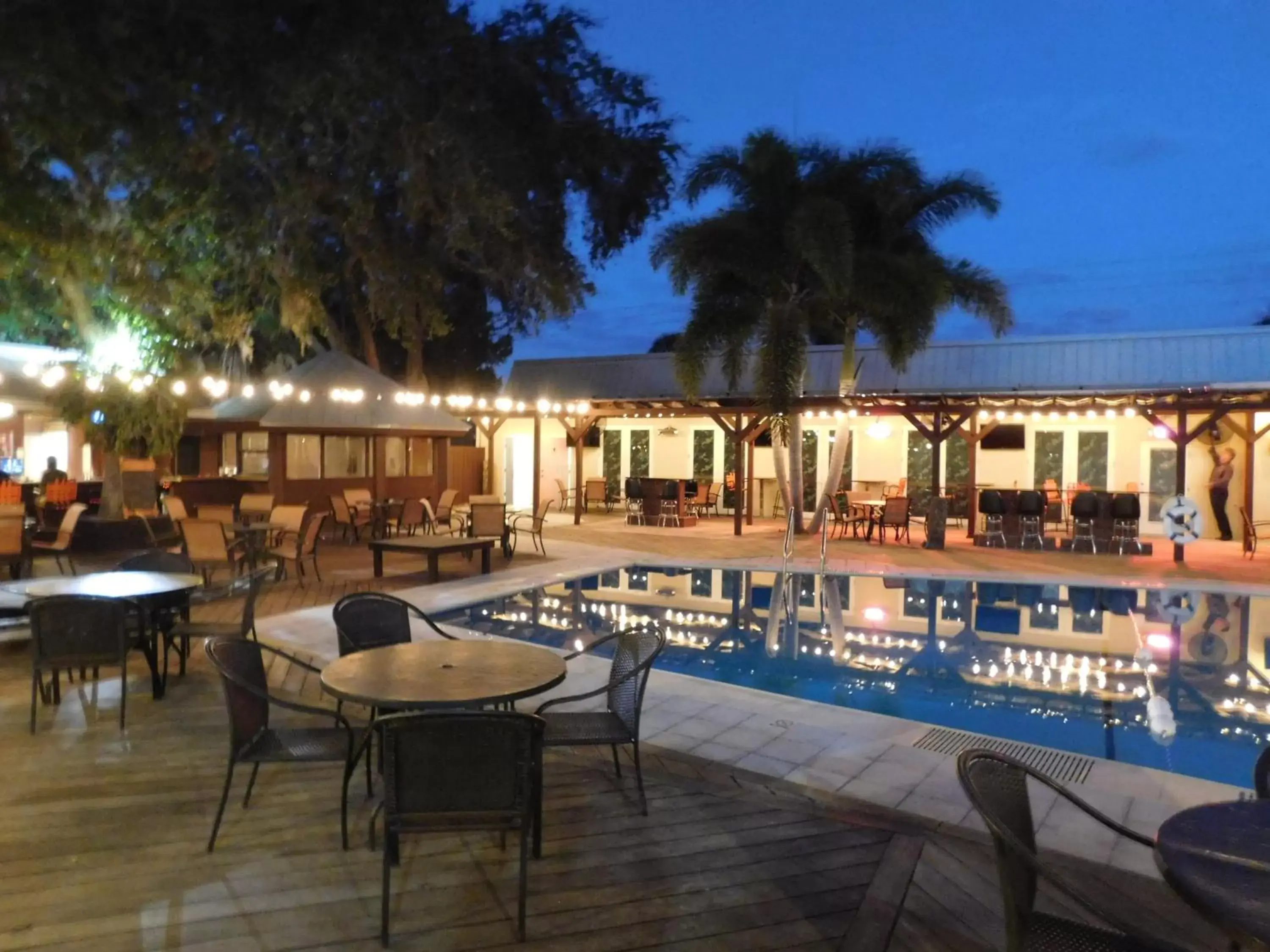 Restaurant/places to eat, Swimming Pool in Casey Key Resorts - Mainland