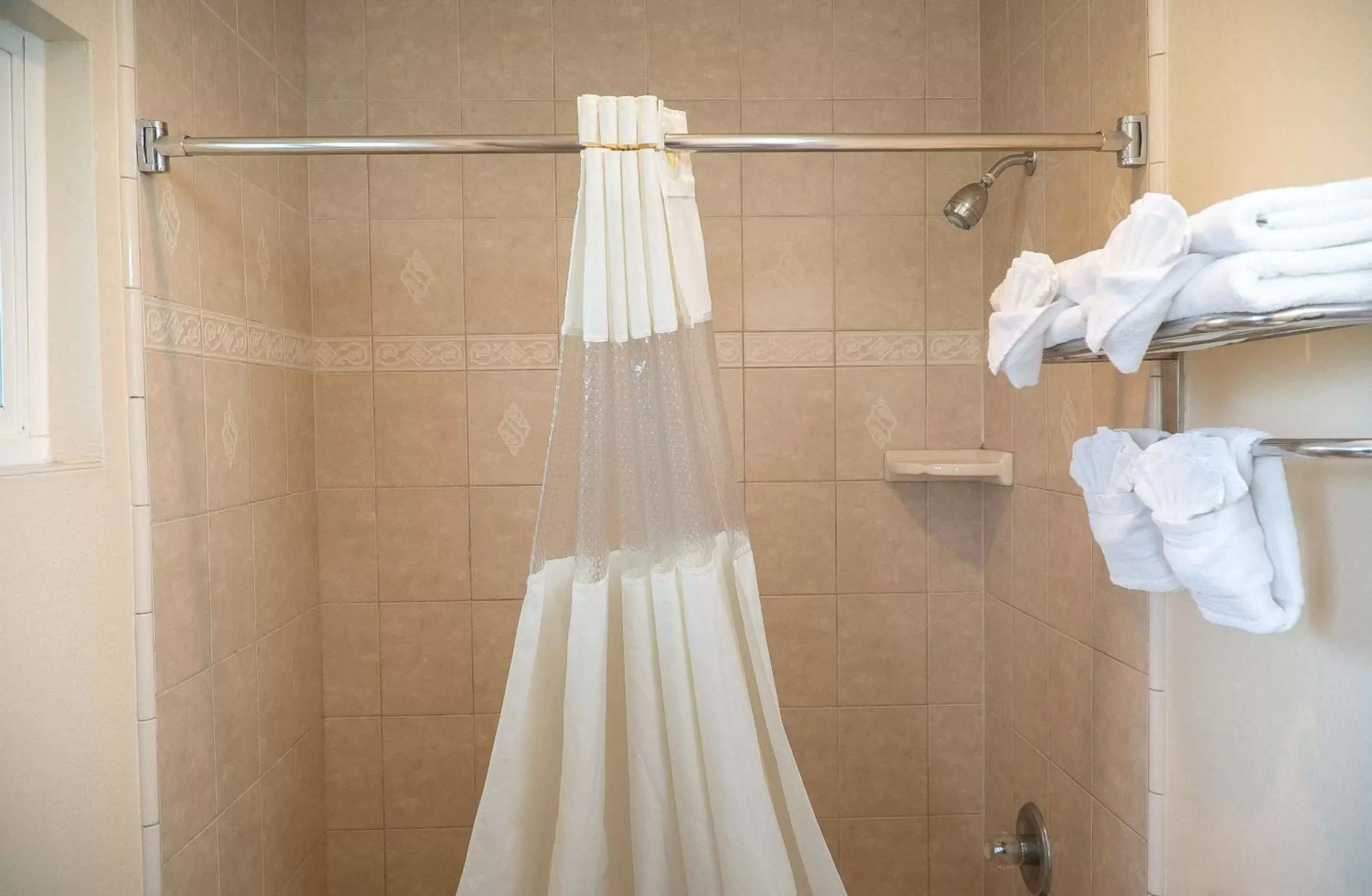 Shower, Bathroom in Sea Breeze Inn - San Simeon