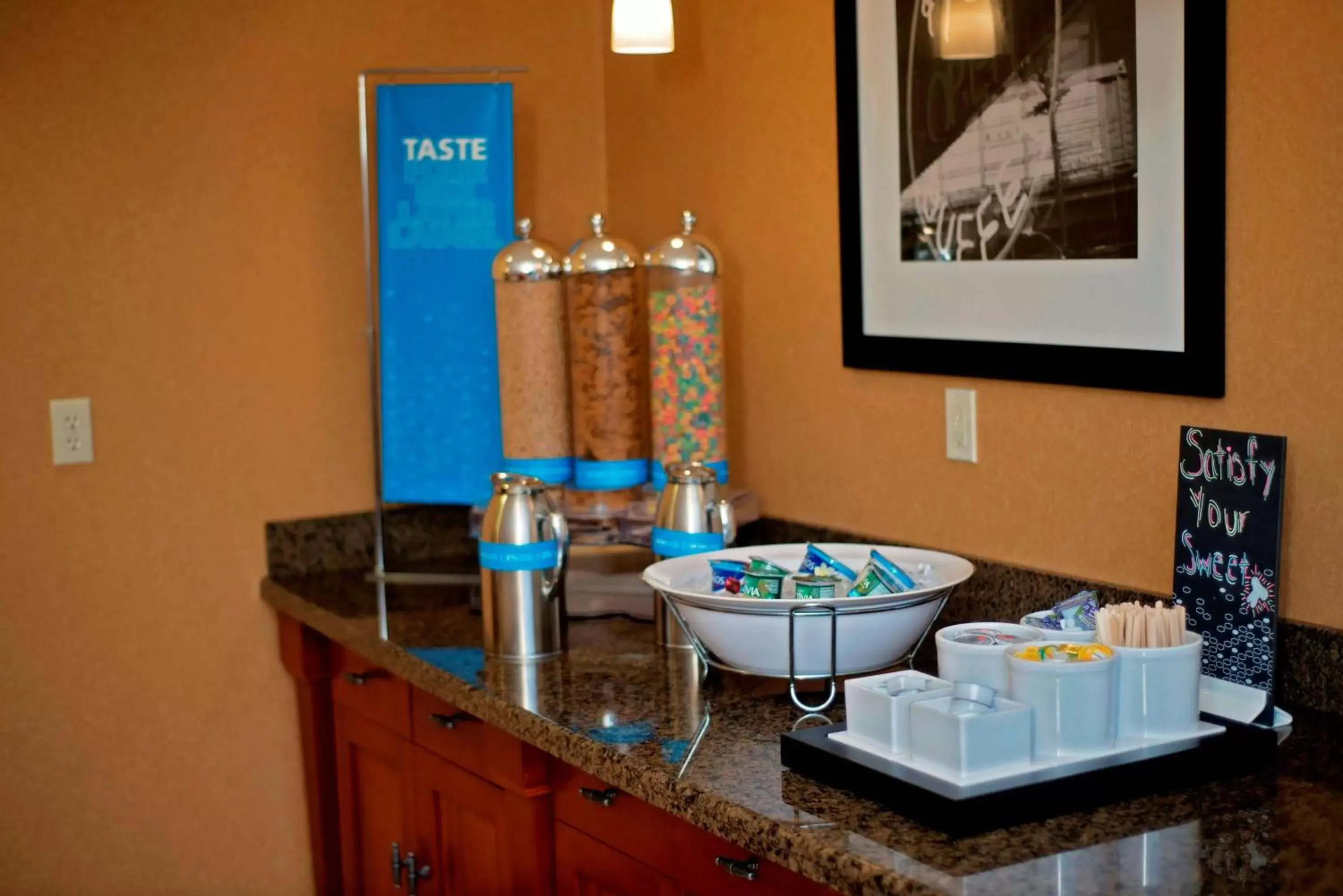 Dining area in Hampton Inn Evanston