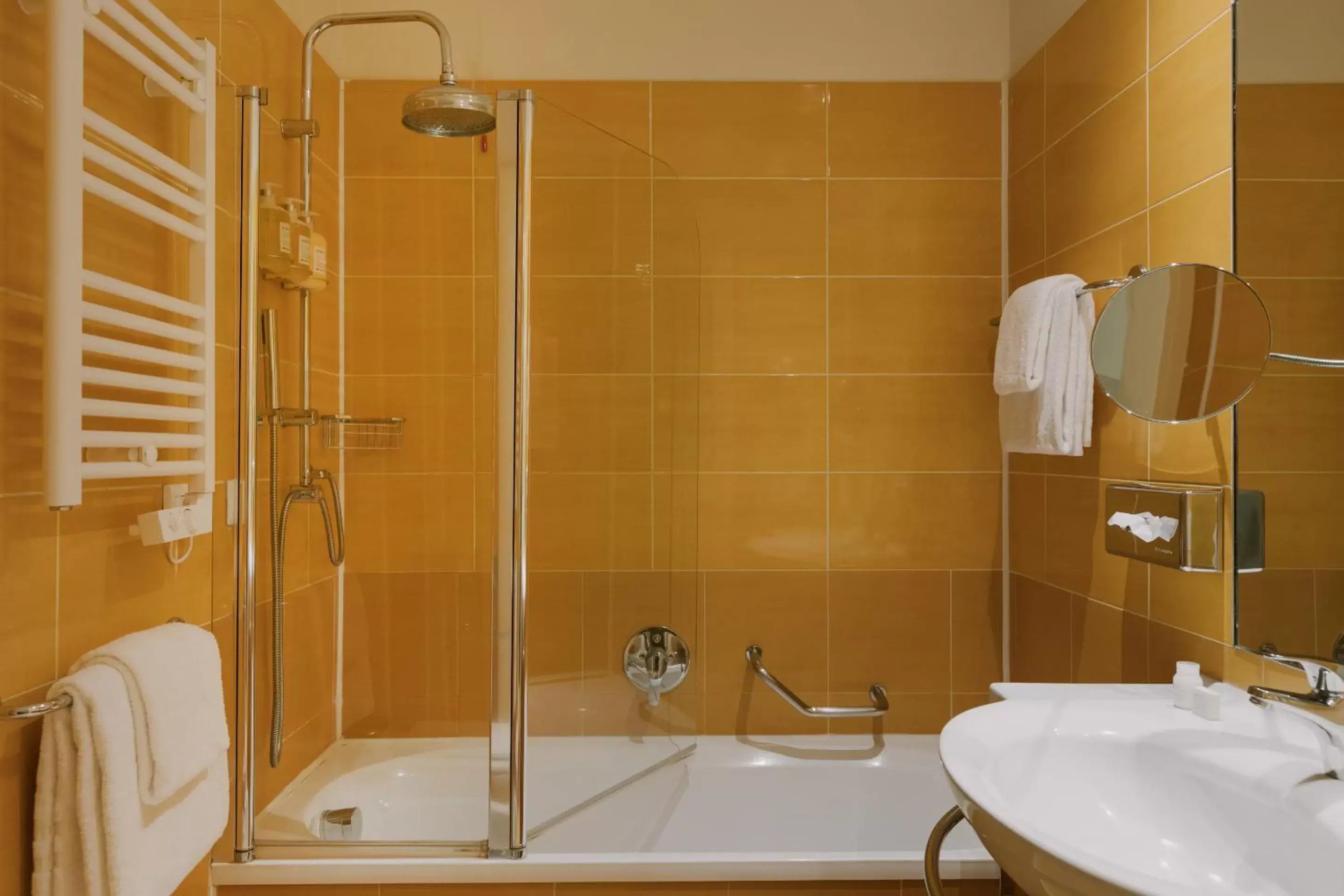 Living room, Bathroom in Sonder Missori