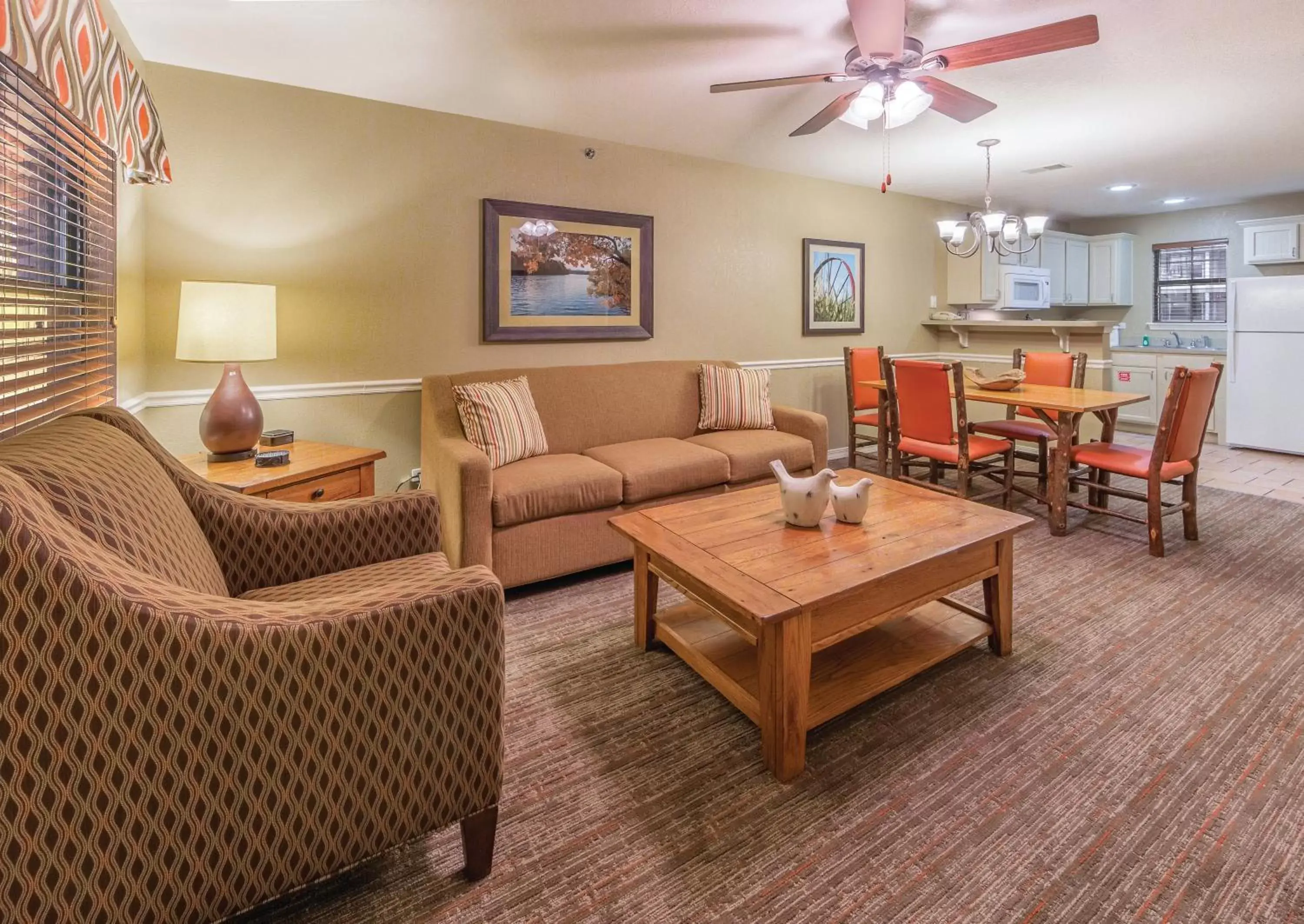 Living room, Seating Area in Holiday Inn Club Vacations Fox River Resort at Sheridan