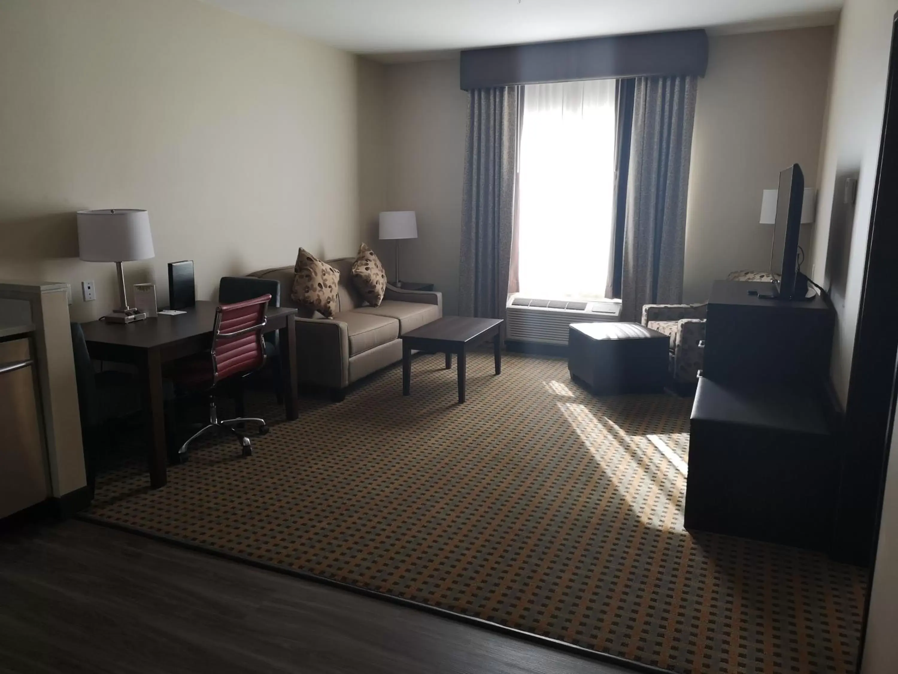 Living room, TV/Entertainment Center in Best Western Plus Hinton Inn & Suites