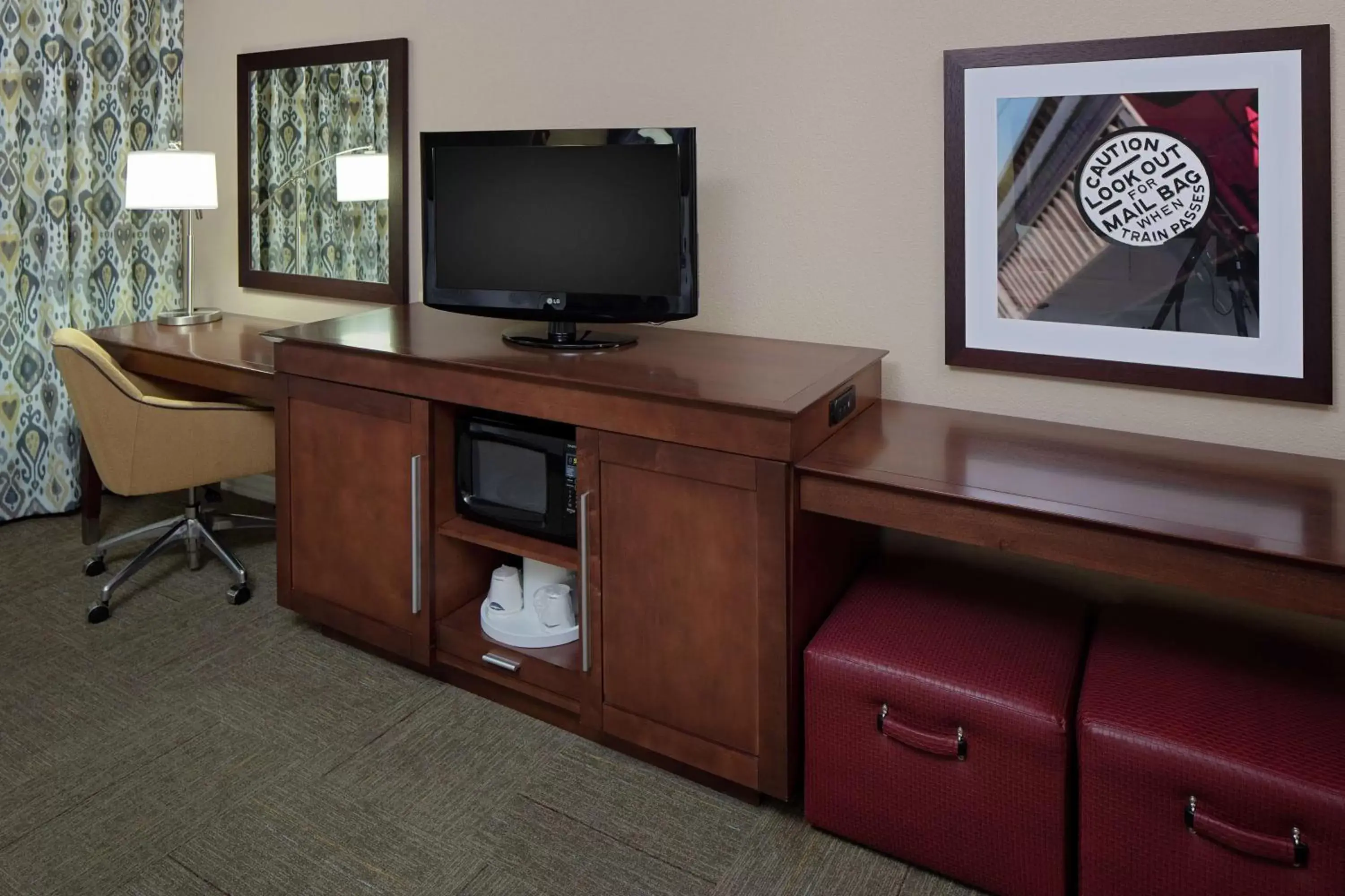 Bedroom, TV/Entertainment Center in Hampton Inn By Hilton & Suites Denton