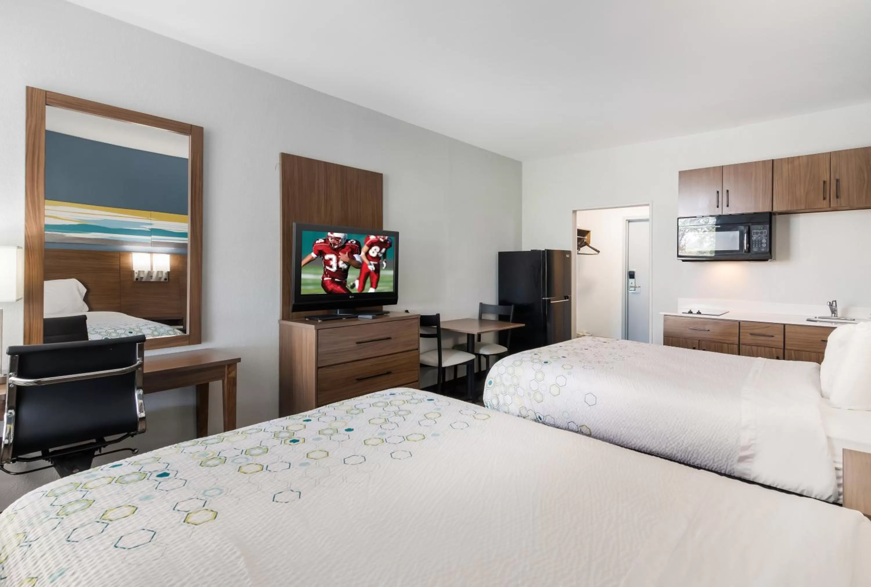 Photo of the whole room, Bed in HomeTowne Studios by Red Roof Newport News - Hampton West